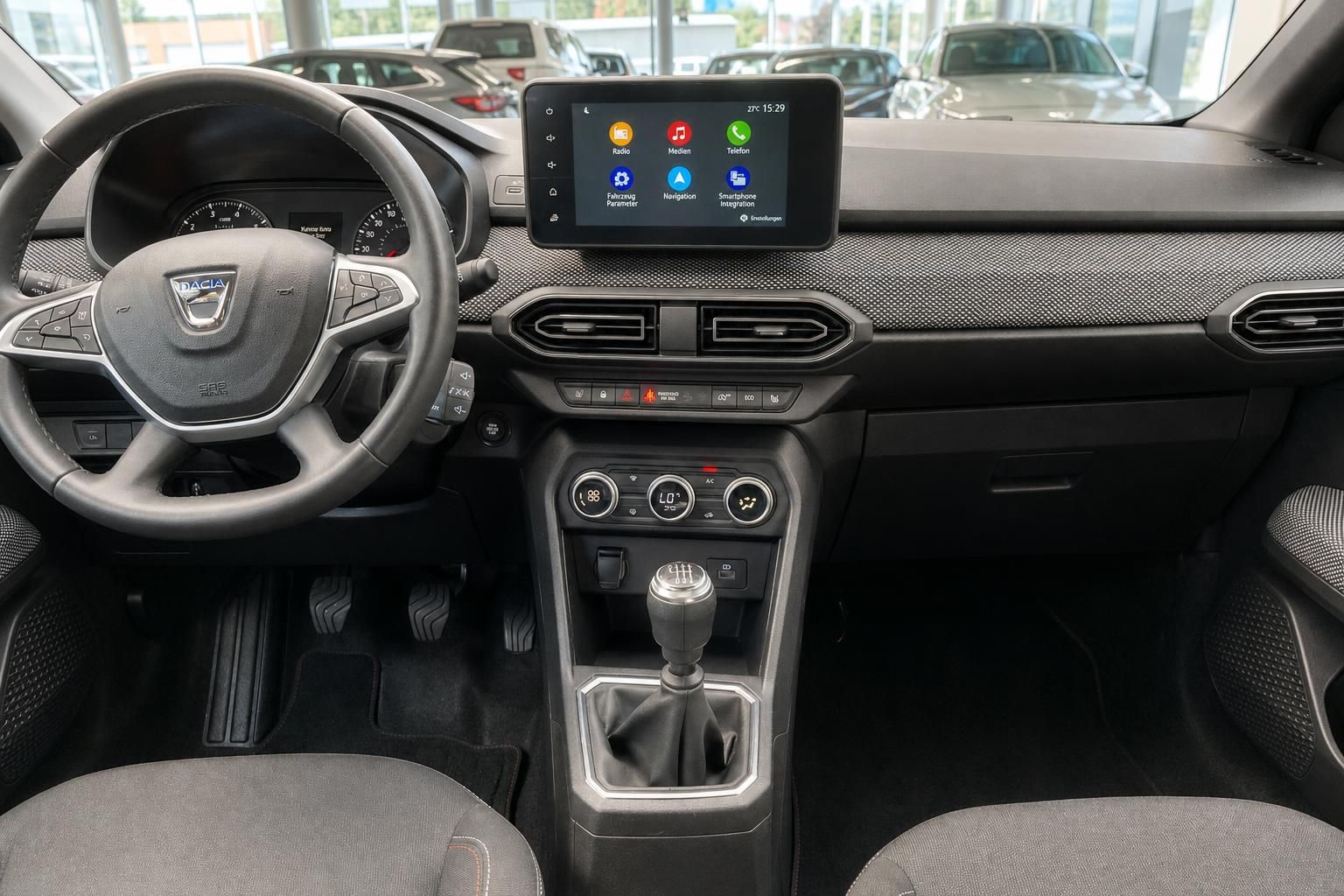 Dacia Armaturenbrett mit Lenkrad, Klimabedienung und Navigationssystem