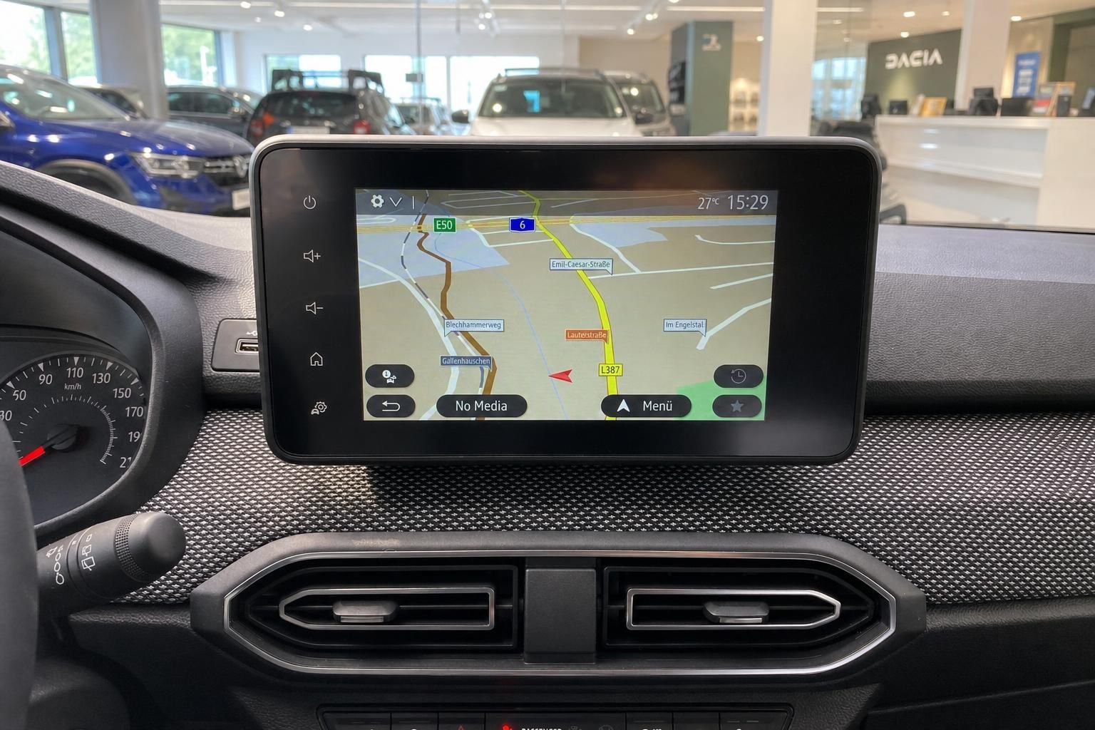 Infotainment-Display mit Navigationskarte im Dacia Cockpit