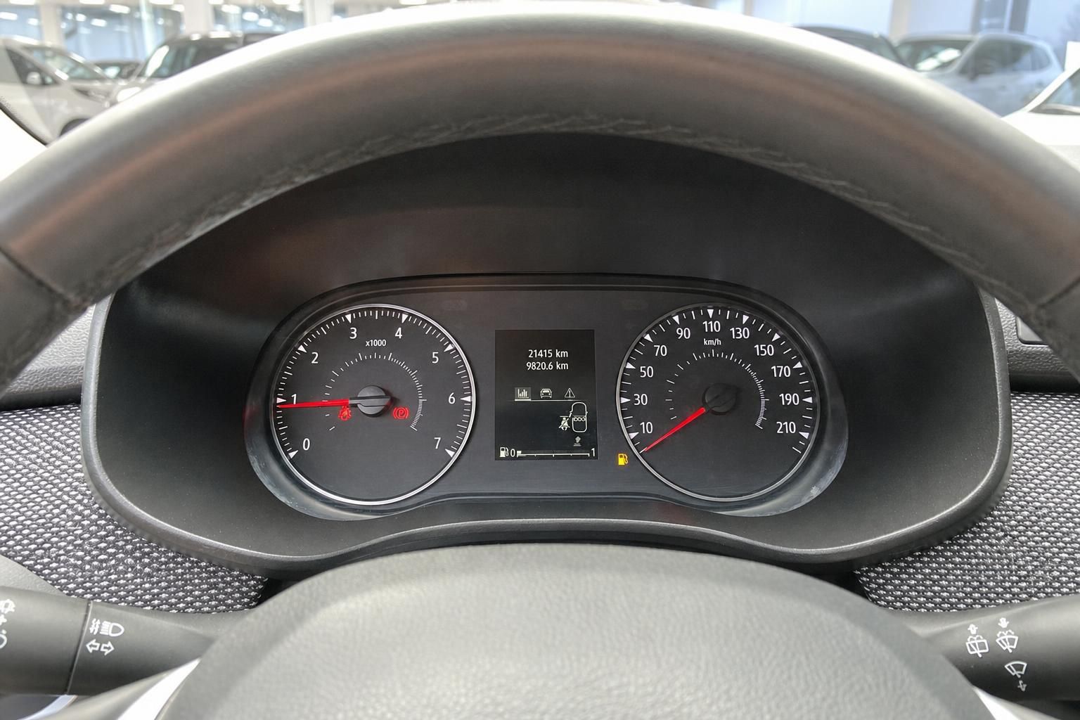 Tacho und Kombiinstrument im Dacia mit Kilometerstand und Anzeigen