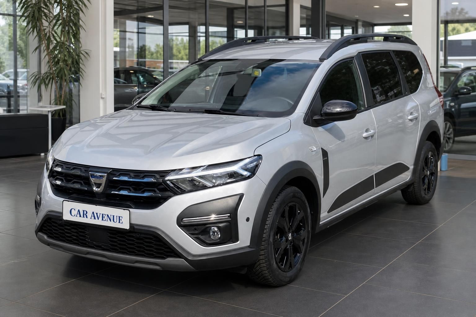 Dacia Jogger silber Frontansicht seitlich im Autohaus