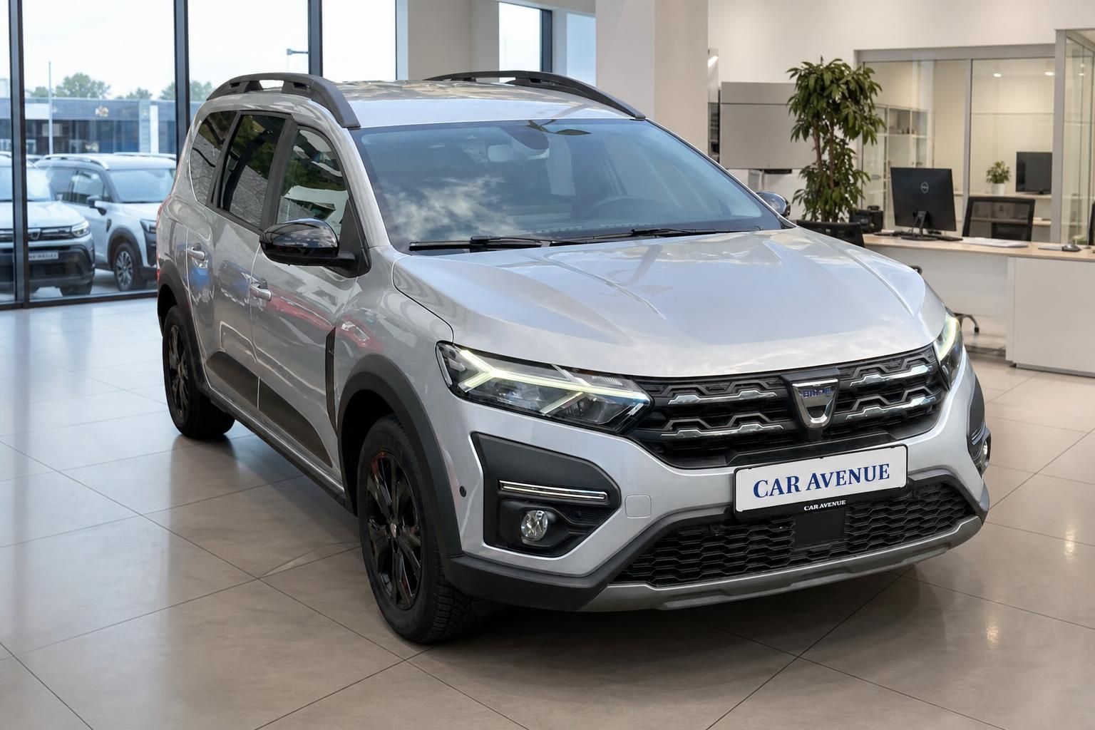 Dacia Jogger silber Frontansicht im Autohaus Showroom