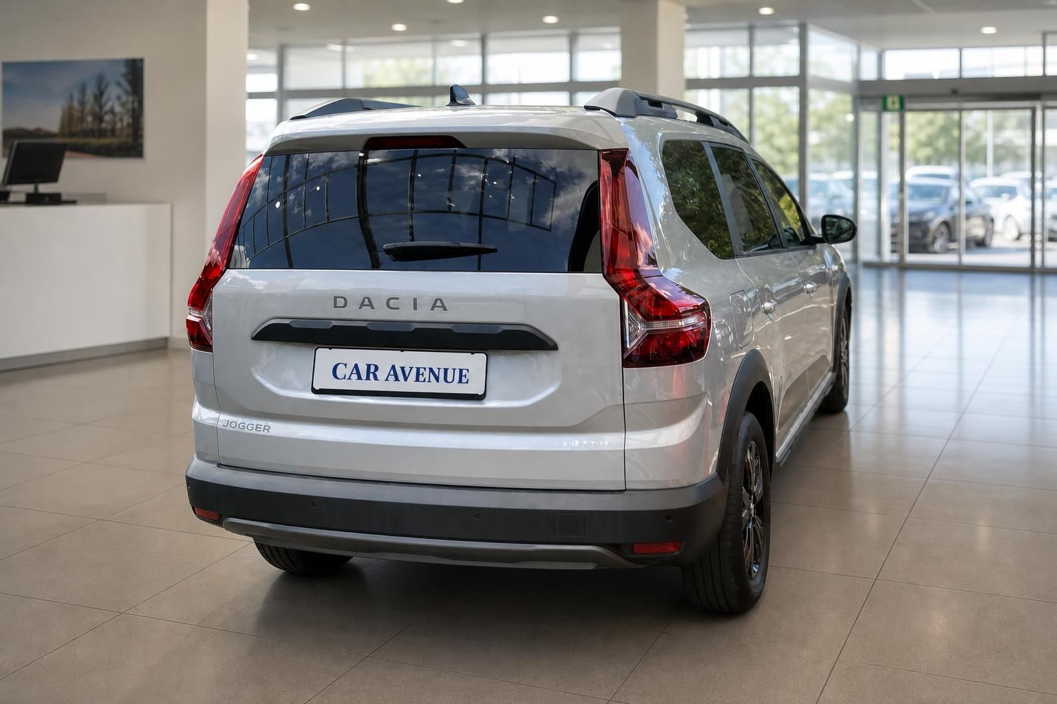 Dacia Jogger silber Heckansicht im Autohaus Showroom
