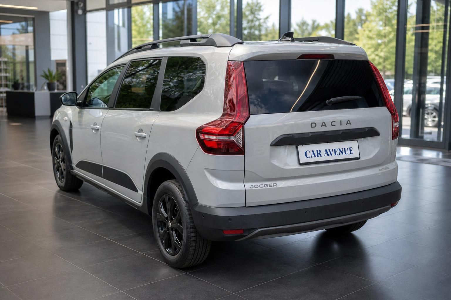 Dacia Jogger weiss Heckansicht seitlich im Showroom