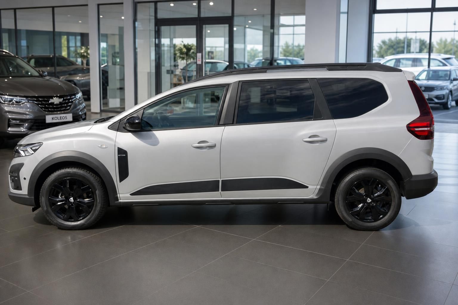 Dacia Jogger weiss Seitenansicht im Autohaus Showroom