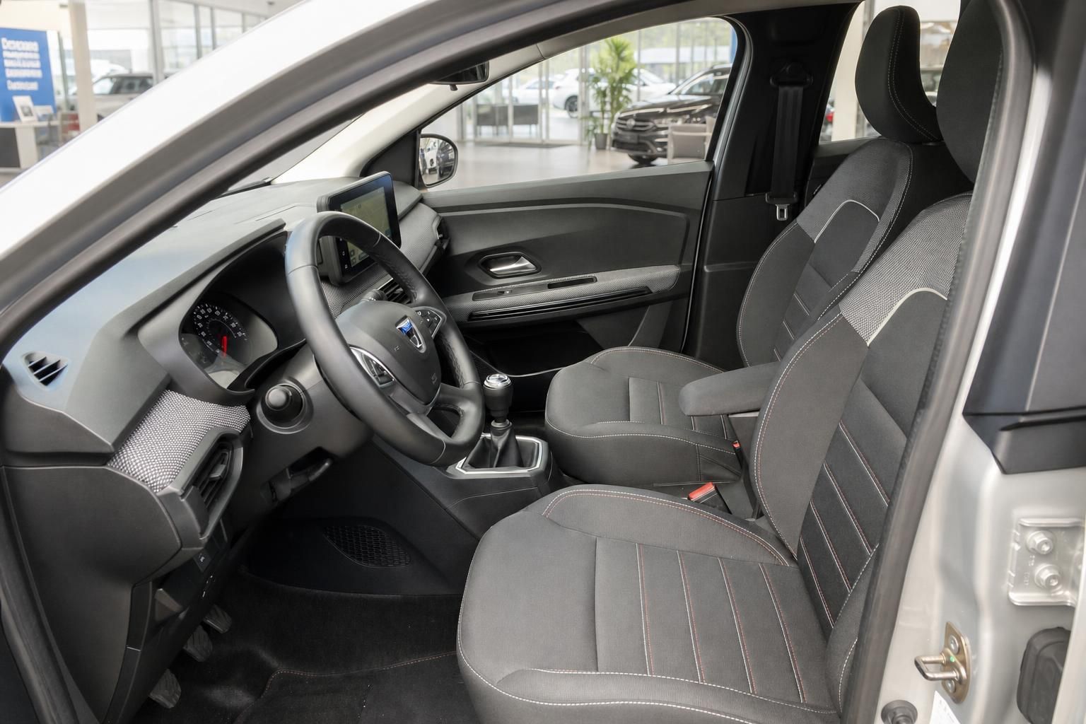 Dacia Innenraum Vordersitze und Cockpit mit Lenkrad und Touchscreen