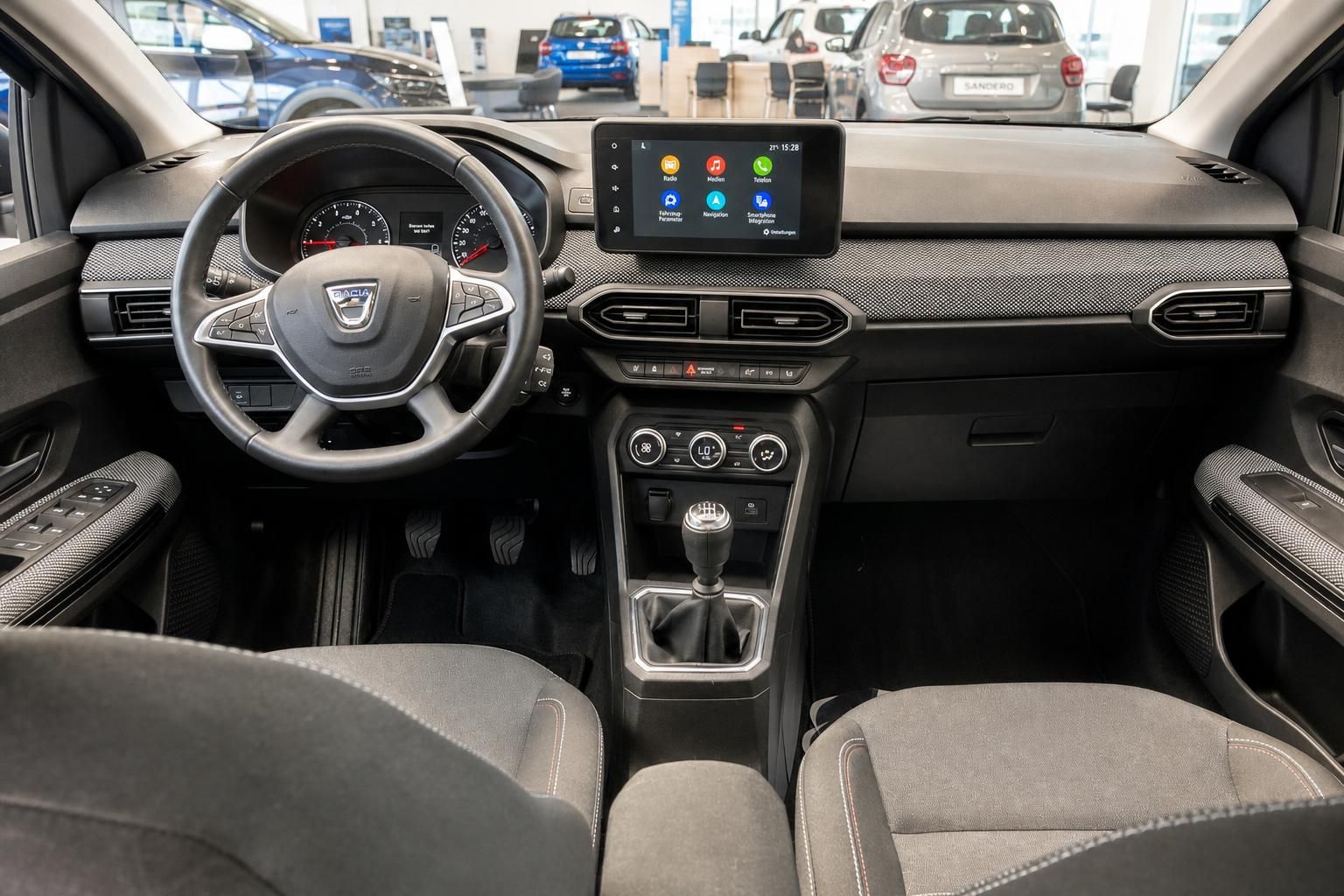 Dacia Cockpit mit Lenkrad, Schaltung und Multimedia-Display