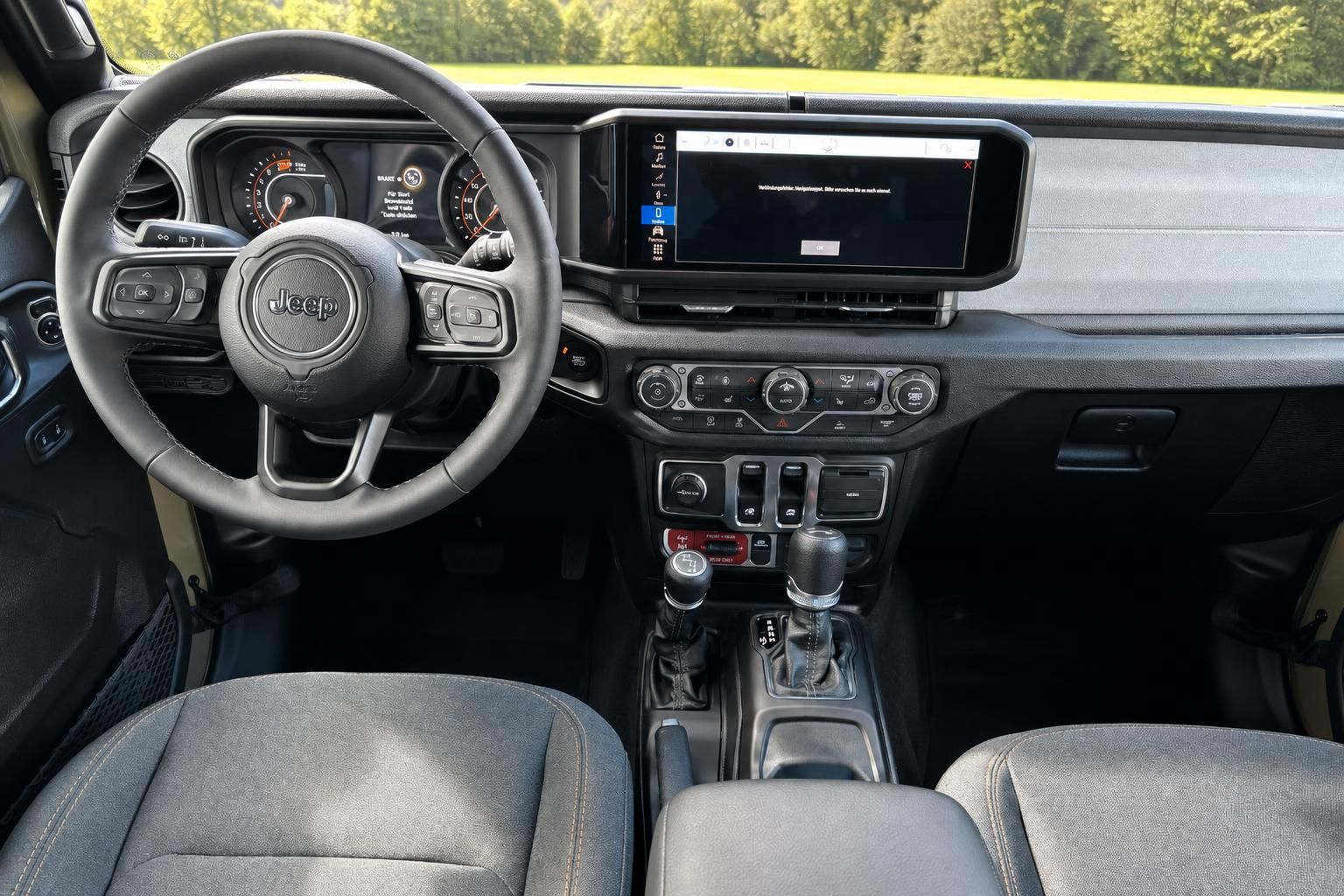 Jeep Cockpit Innenraum mit Lenkrad, Touchscreen-Display und Klimaanlage Bedienelemente