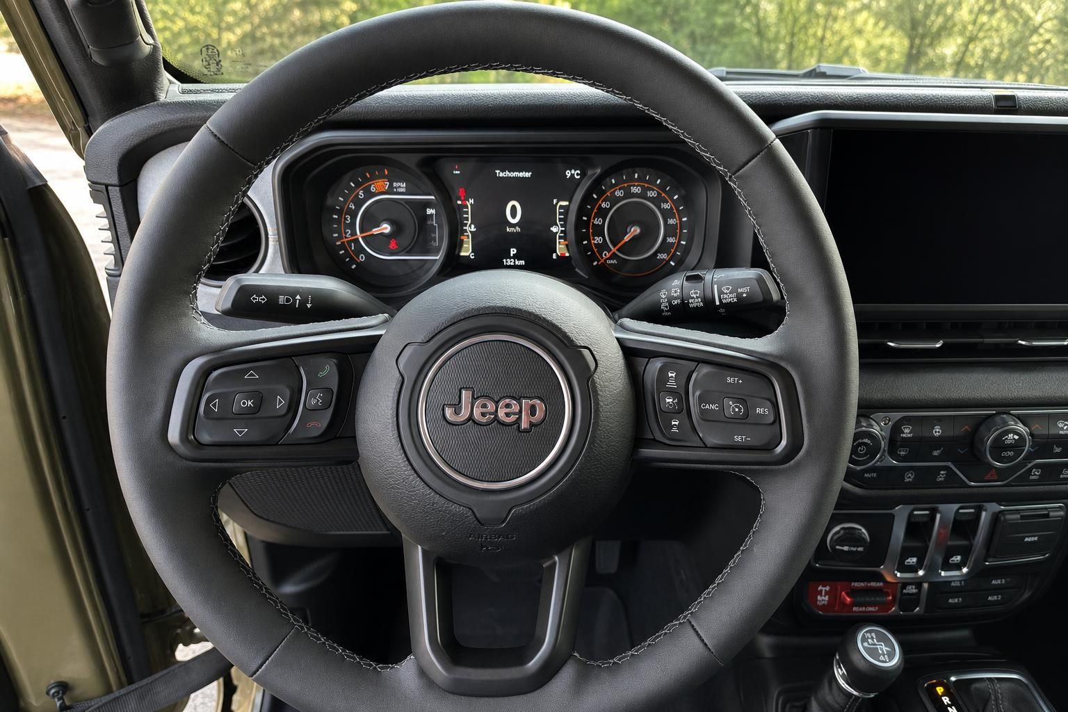 Jeep Lenkrad schwarz mit Multifunktionstasten und Armaturenbrett Innenansicht