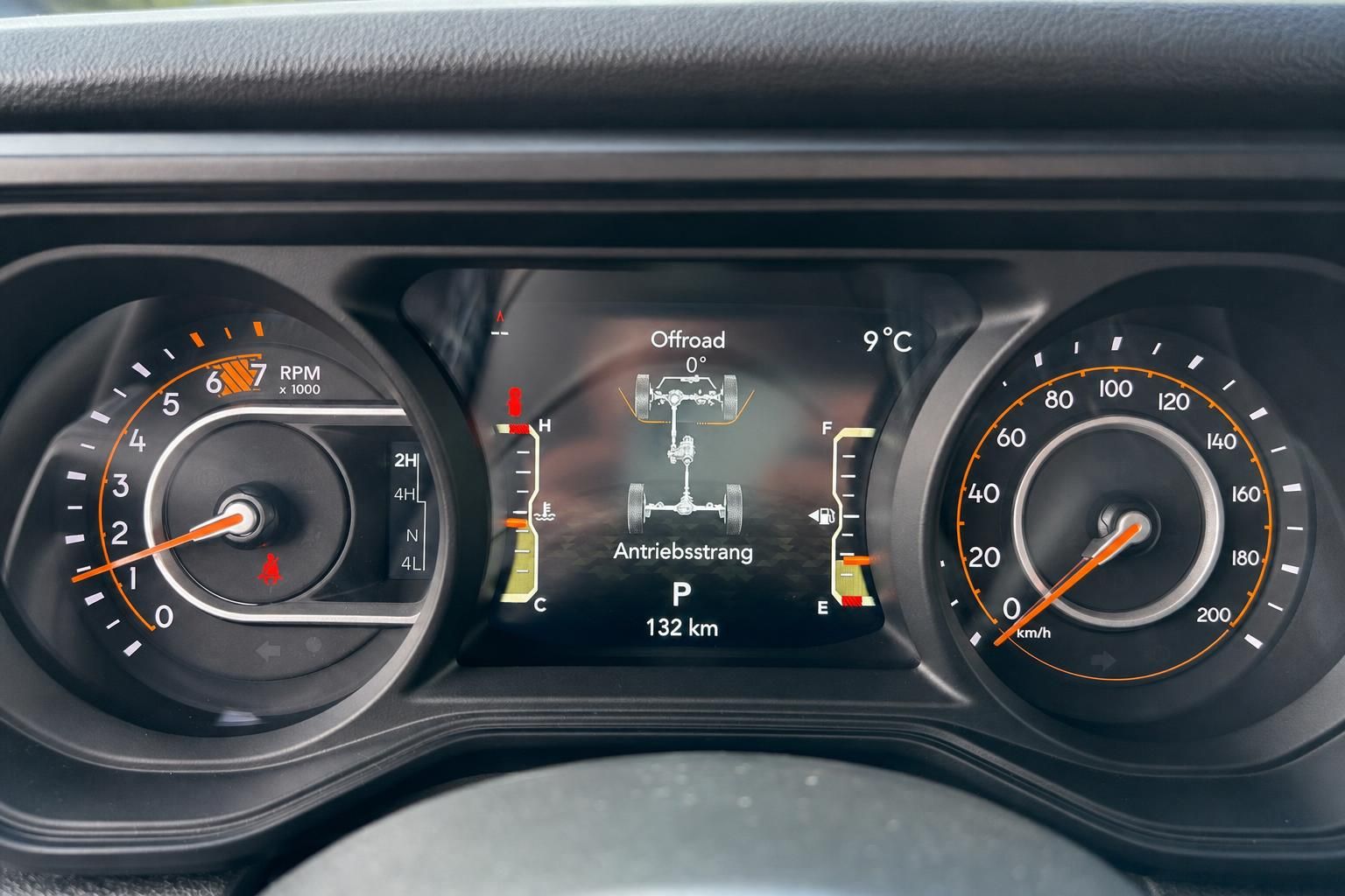 Jeep Armaturenbrett Tacho mit RPM und Geschwindigkeit Anzeige, Offroad-Modus aktiv
