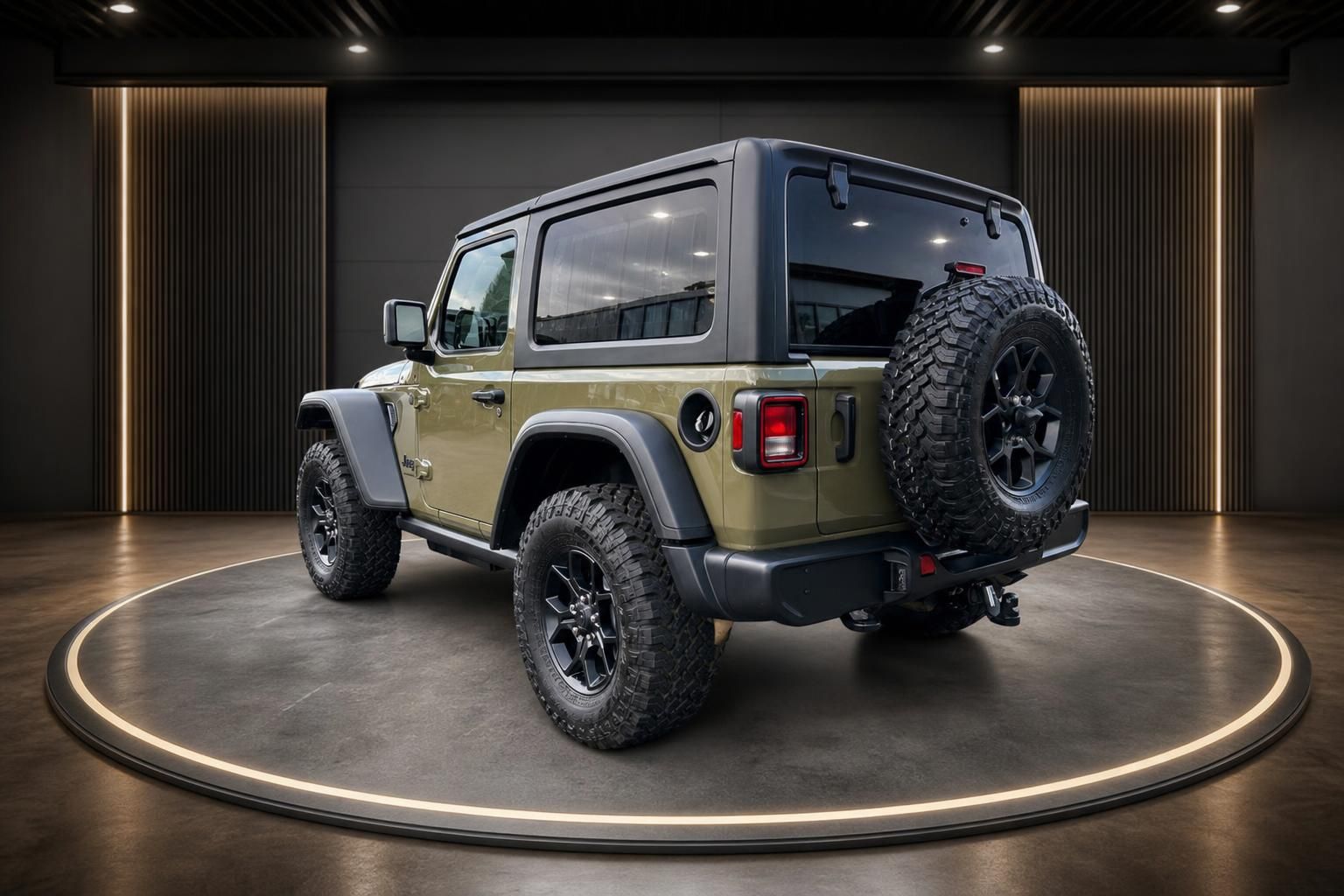 Jeep Wrangler in olivgrün mit Hardtop und Offroad-Reifen in modernem Showroom