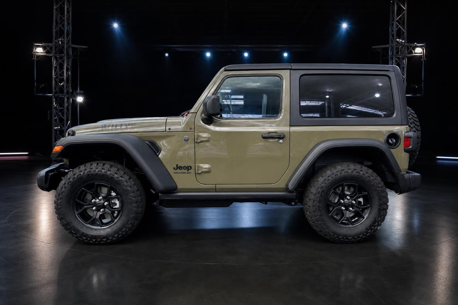 Jeep Wrangler Seitenansicht in olivgrün mit Hardtop und Offroad-Bereifung im Studio