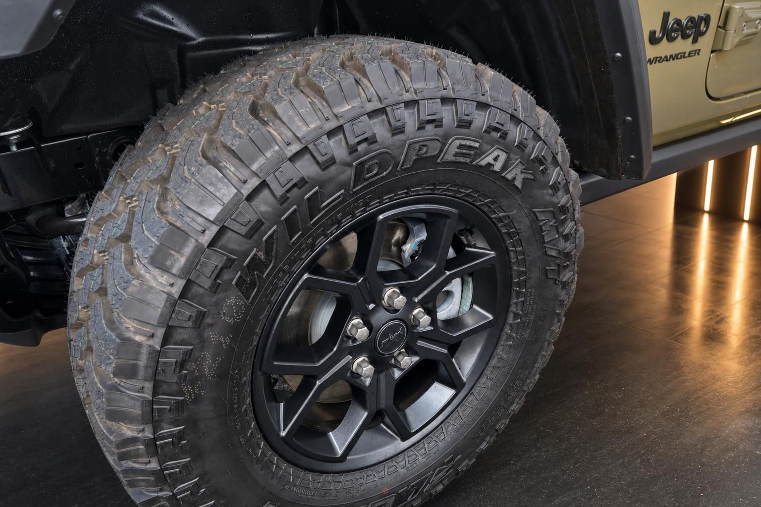 Detailaufnahme Jeep Wrangler Rad mit Offroad-Reifen und schwarzer Alufelge
