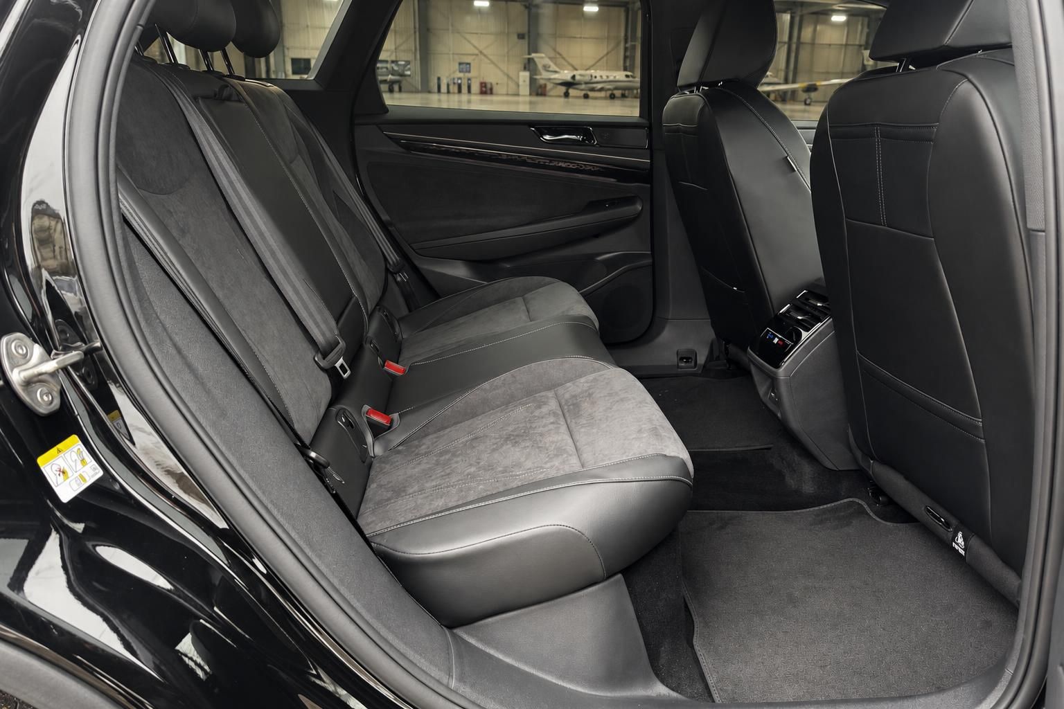 Rücksitze des Volkswagen ID.7 mit grauem Alcantara-Bezug und schwarzen Lederakzenten