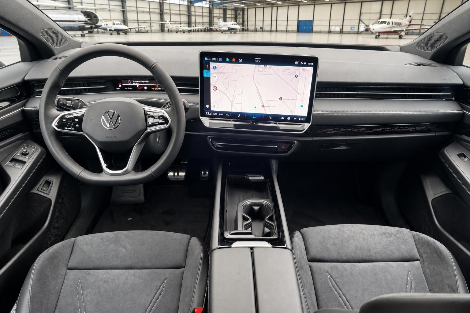 Cockpit des Volkswagen ID.7 mit großem Touchscreen und digitalem Kombiinstrument