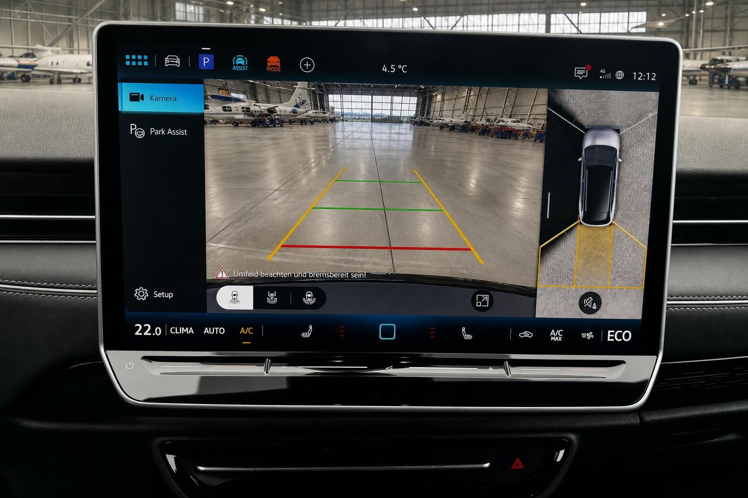 Volkswagen Infotainment-Display mit Rückfahrkamera und Park Assist System aktiviert