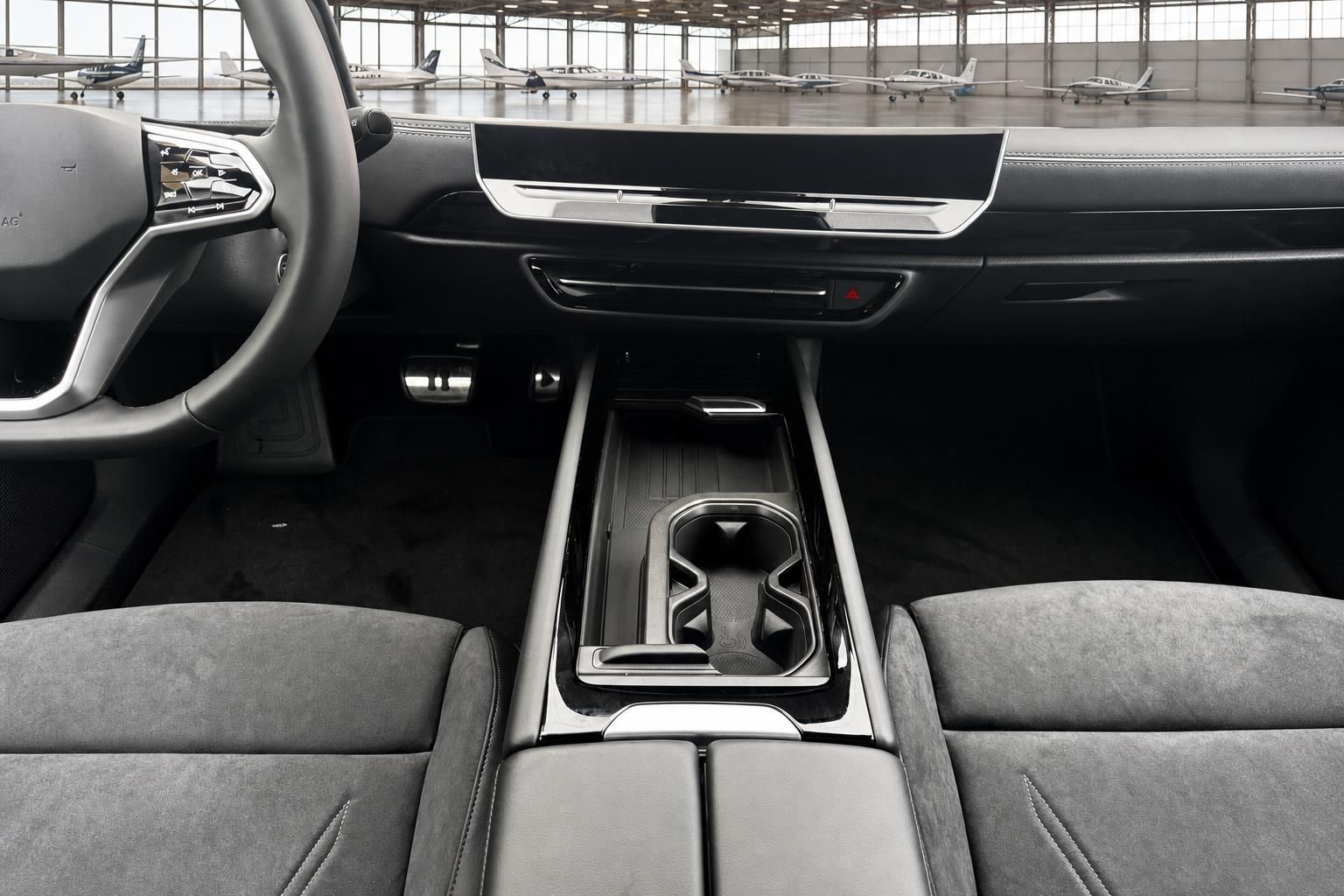 Volkswagen Mittelkonsole mit Getränkehaltern und eleganter Innenausstattung in Schwarz-Grau