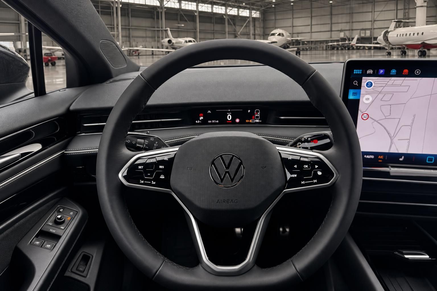 Volkswagen Innenraum mit Lenkrad, digitalem Cockpit und Navigationsbildschirm in modernem Design