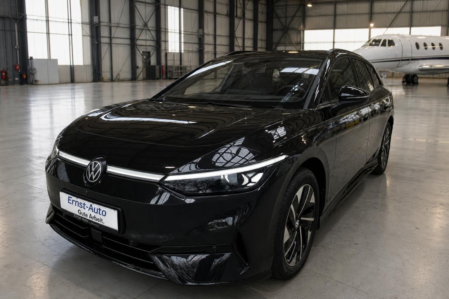 Volkswagen ID.7 Elektroauto schwarz Frontansicht in Autohaus Ausstellung