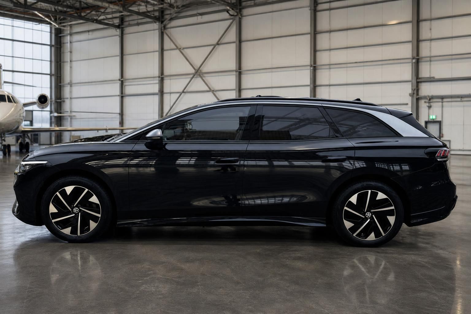 Volkswagen ID.7 Elektroauto schwarz Seitenansicht links im Hangar