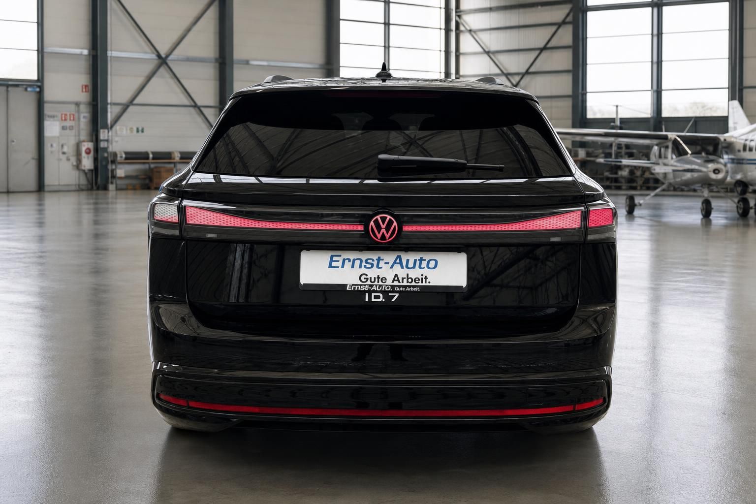 Volkswagen ID.7 Elektroauto schwarz Heckansicht in Autohaus Showroom