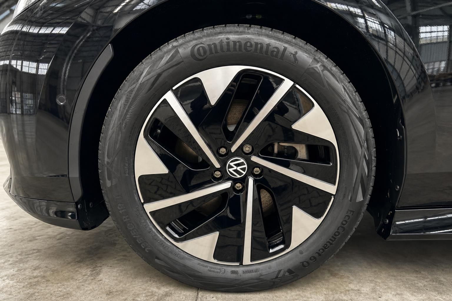 Volkswagen Felge mit Continental Reifen - Detailaufnahme des schwarzen Fahrzeugs