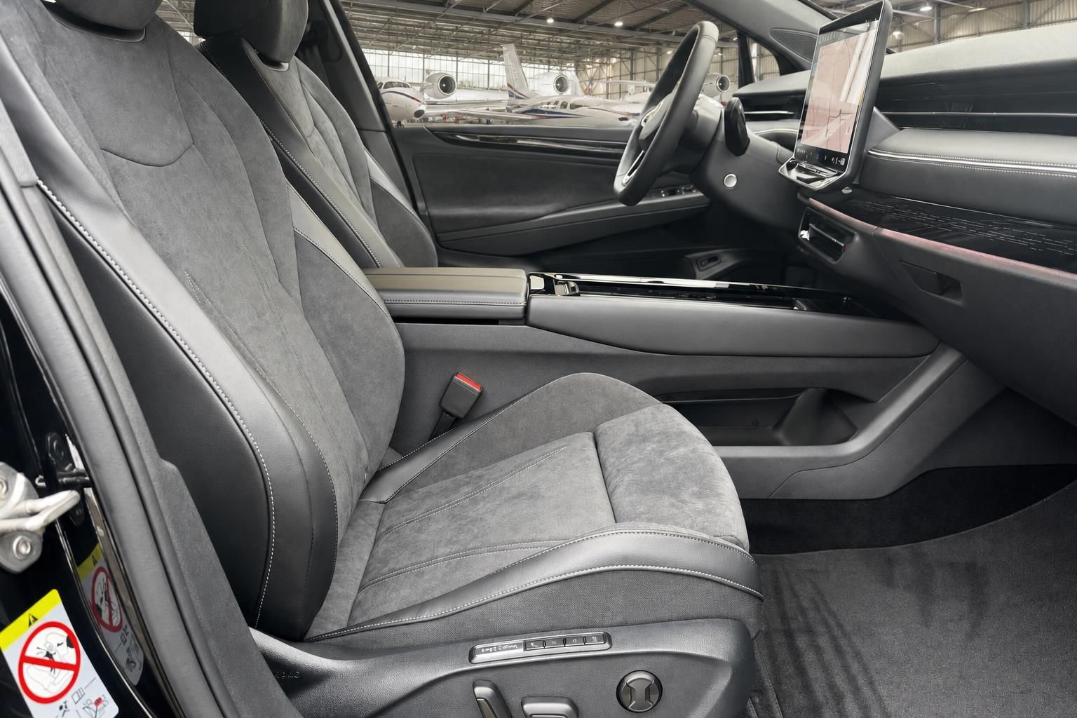 Grauer Innenraum des Volkswagen ID.7 - Vordersitze und Armaturenbrett in Alcantara