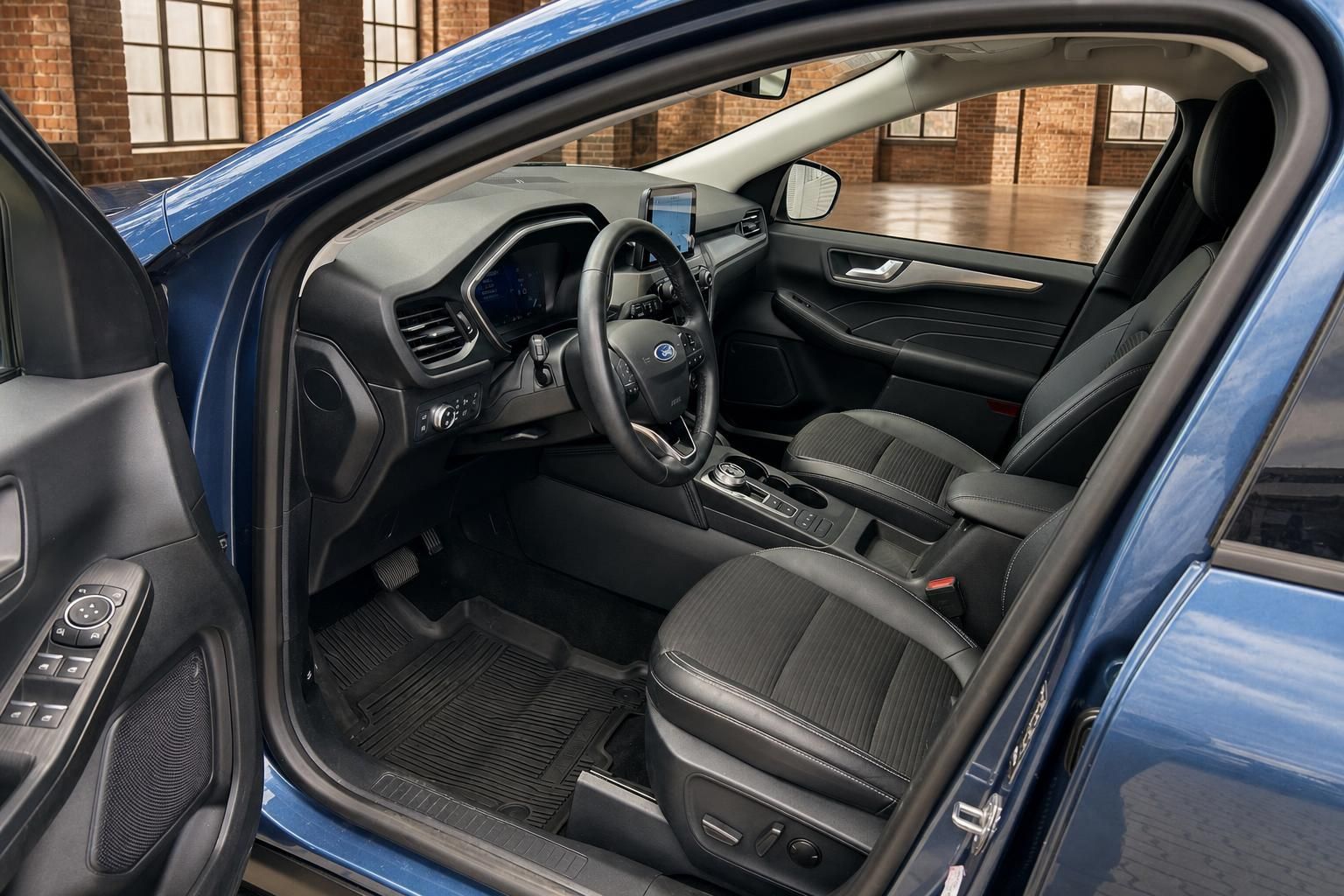 Ford SUV Innenraum Cockpit und Vordersitze mit geoeffneter Tuer