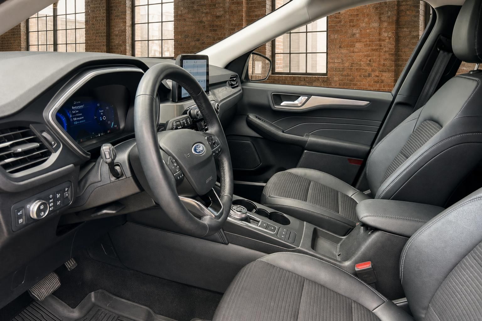 Ford Innenraum Cockpit mit Lederlenkrad und digitalem Tacho