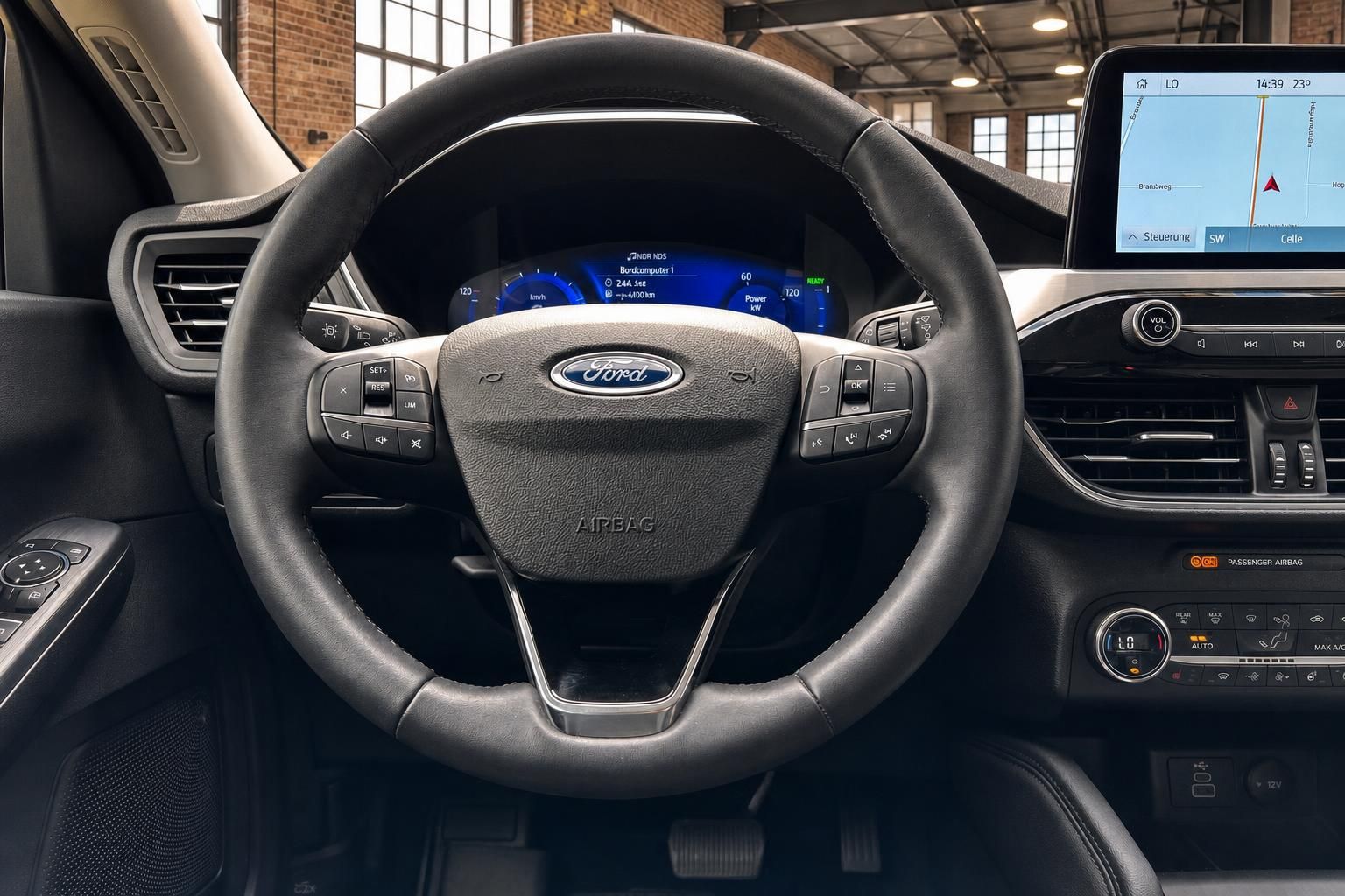Ford Lenkrad Nahaufnahme mit Bedienelementen und Navigationsbildschirm