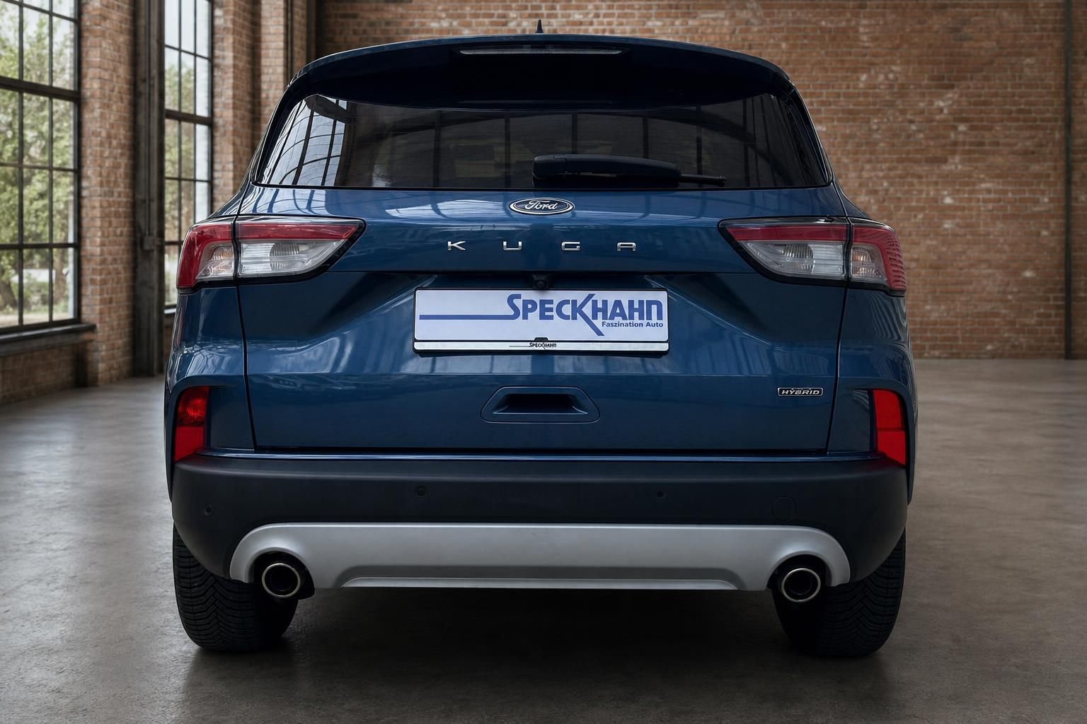 Ford Kuga Hybrid blau Heckansicht in Industriehalle