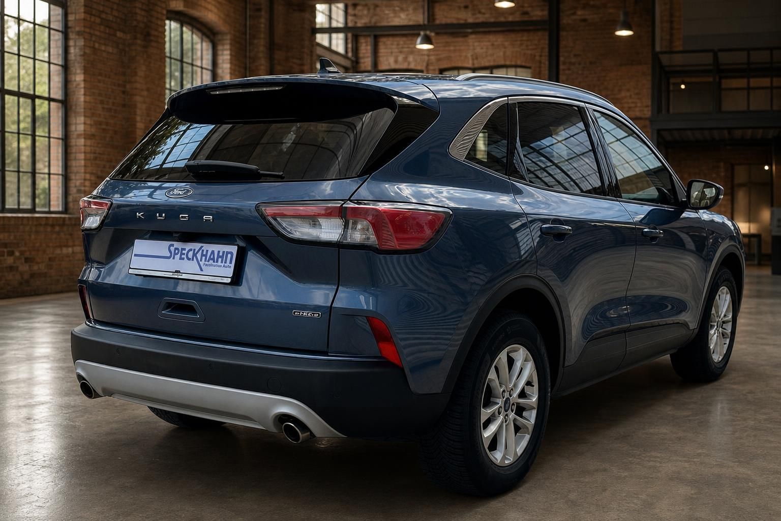 Ford Kuga blau Heckansicht schraeg in Loft-Ambiente