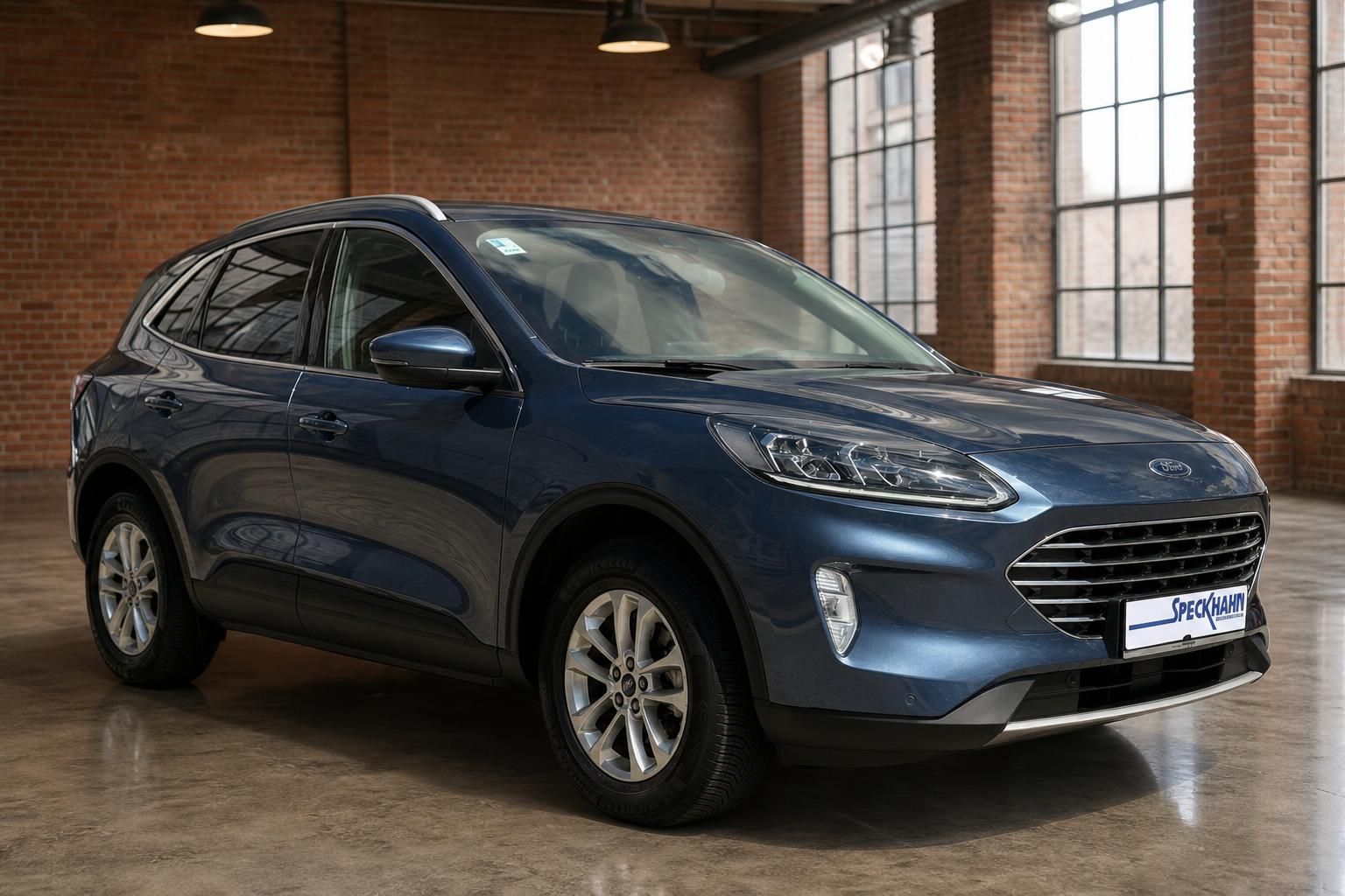 Ford Kuga dunkelblau Frontansicht schraeg in Halle