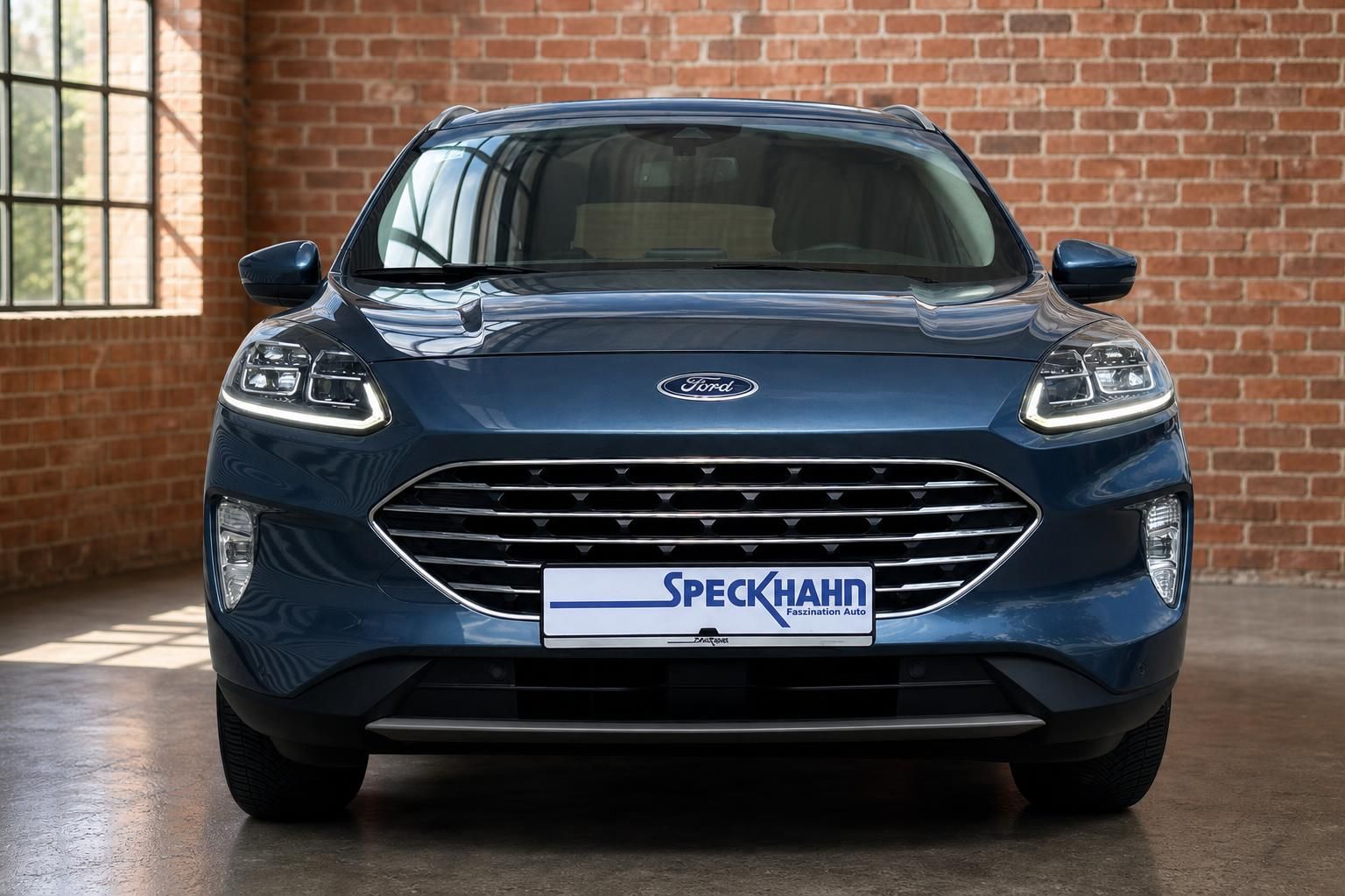 Ford SUV blau Frontansicht mit Kuehlergrill und LED-Scheinwerfern