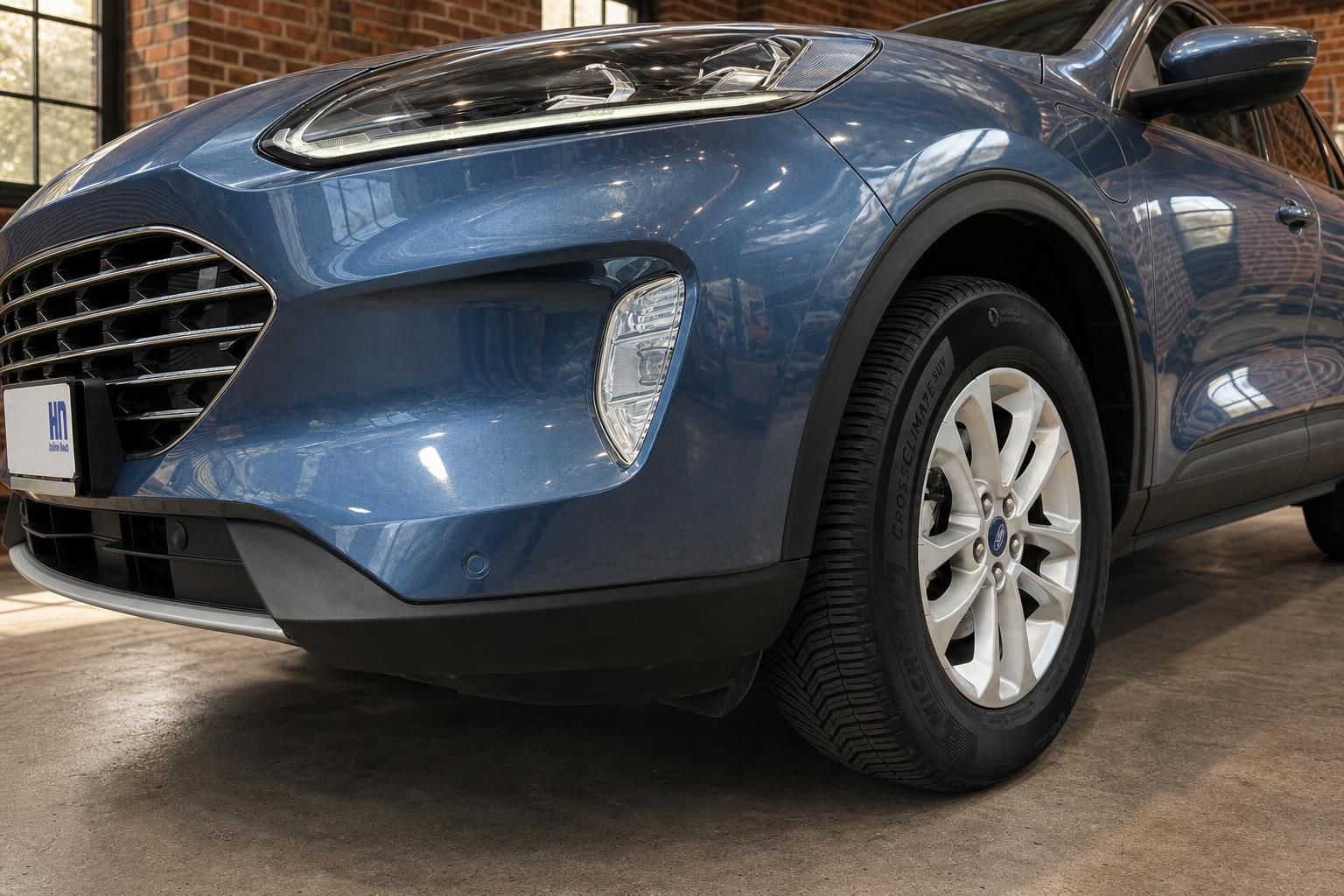 Ford SUV blau Detailansicht Frontstossstange und Felge seitlich
