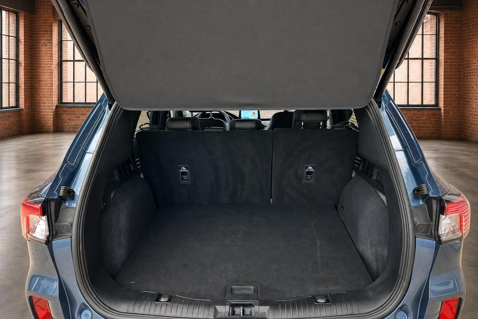 Ford SUV Kofferraum leer mit geoeffneter Heckklappe Ansicht