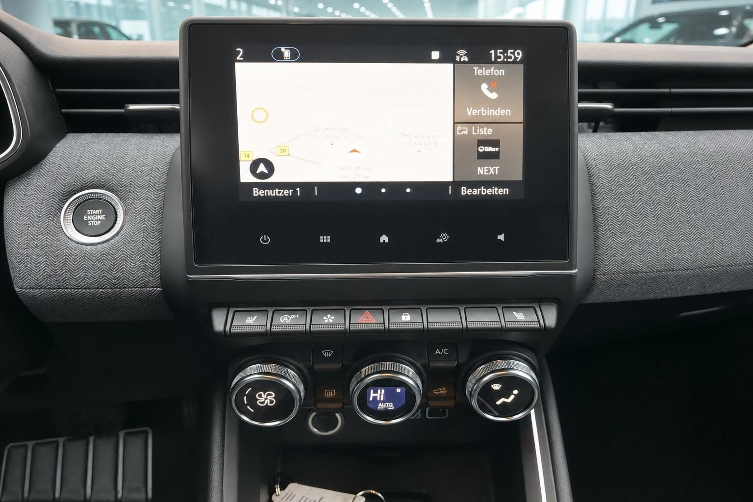 Modernes Fahrzeug-Cockpit mit Touchscreen-Infotainmentsystem und Klimaanlage-Bedienfeld