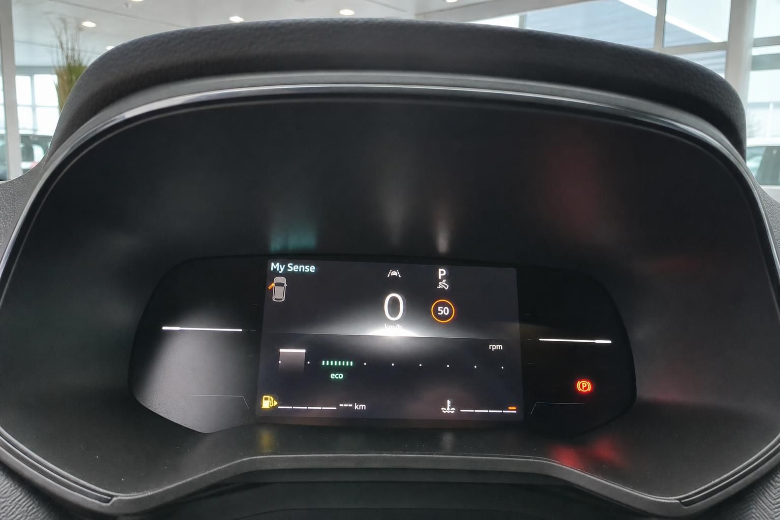 Digitales Kombiinstrument mit My Sense Display und Geschwindigkeitsanzeige im Fahrzeug-Cockpit