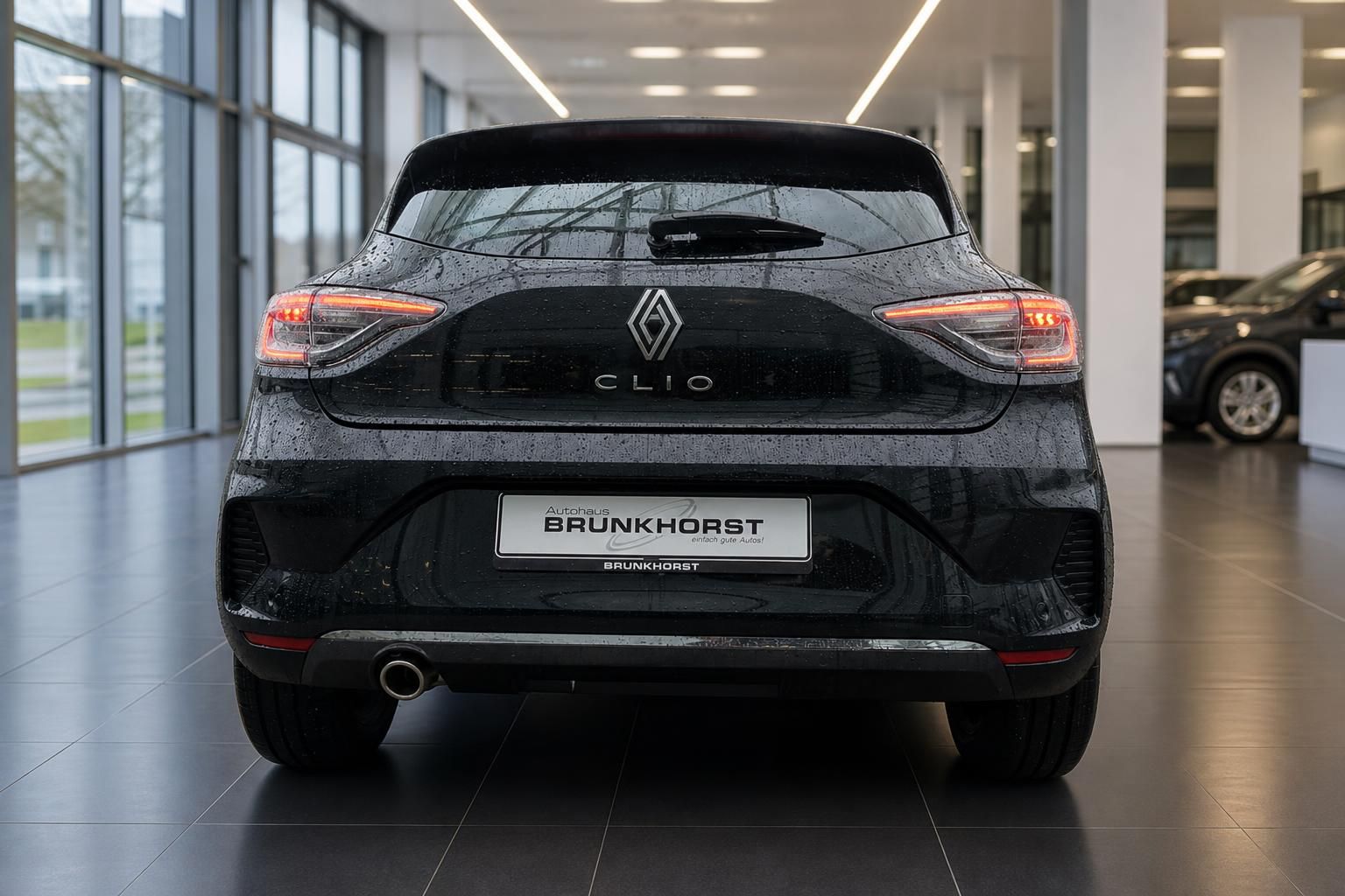 Schwarzer Renault Clio Heckansicht mit LED-Rückleuchten im Autohaus