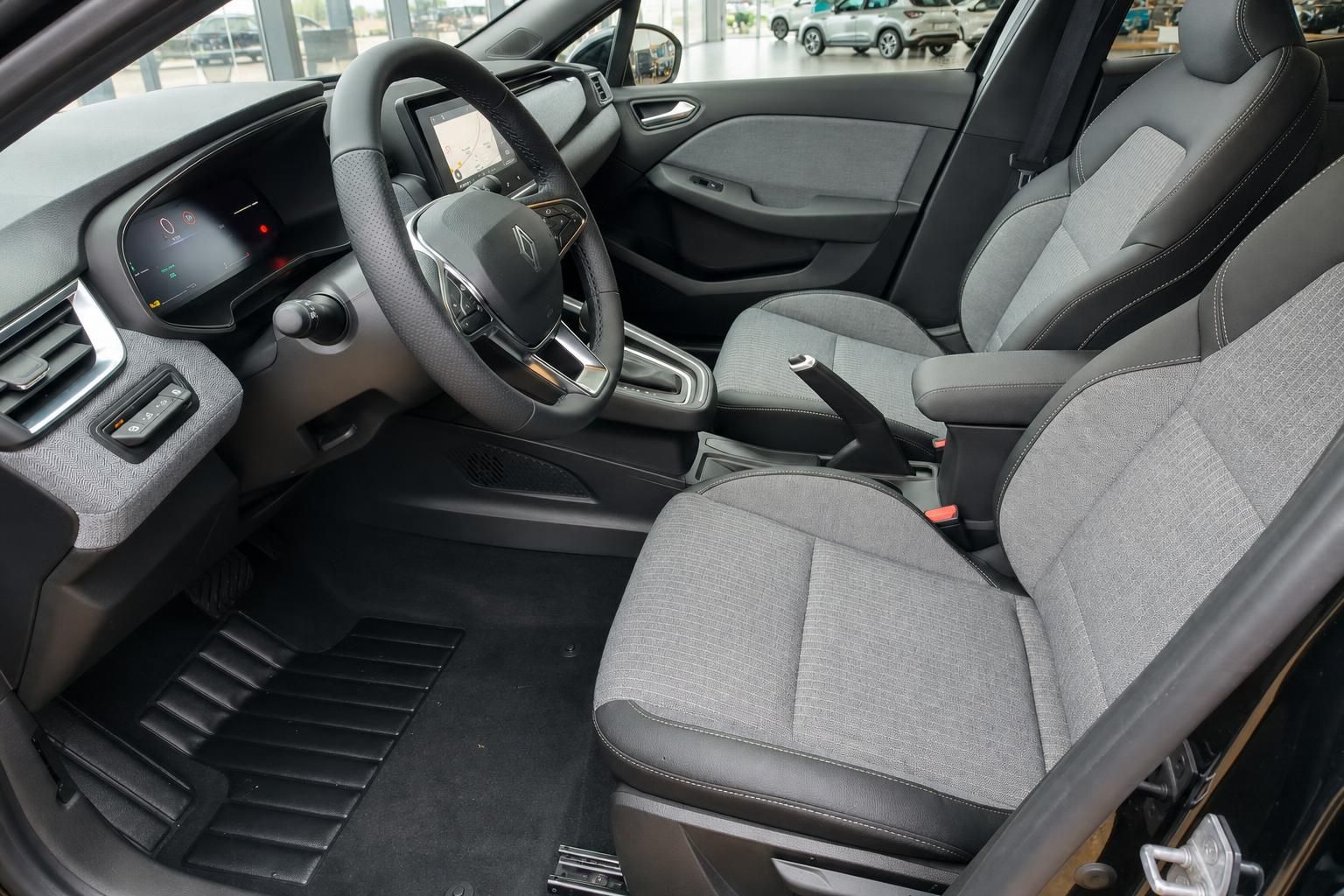 Renault Clio Innenraum mit grauem Stoff-Leder-Mix und modernem Cockpit