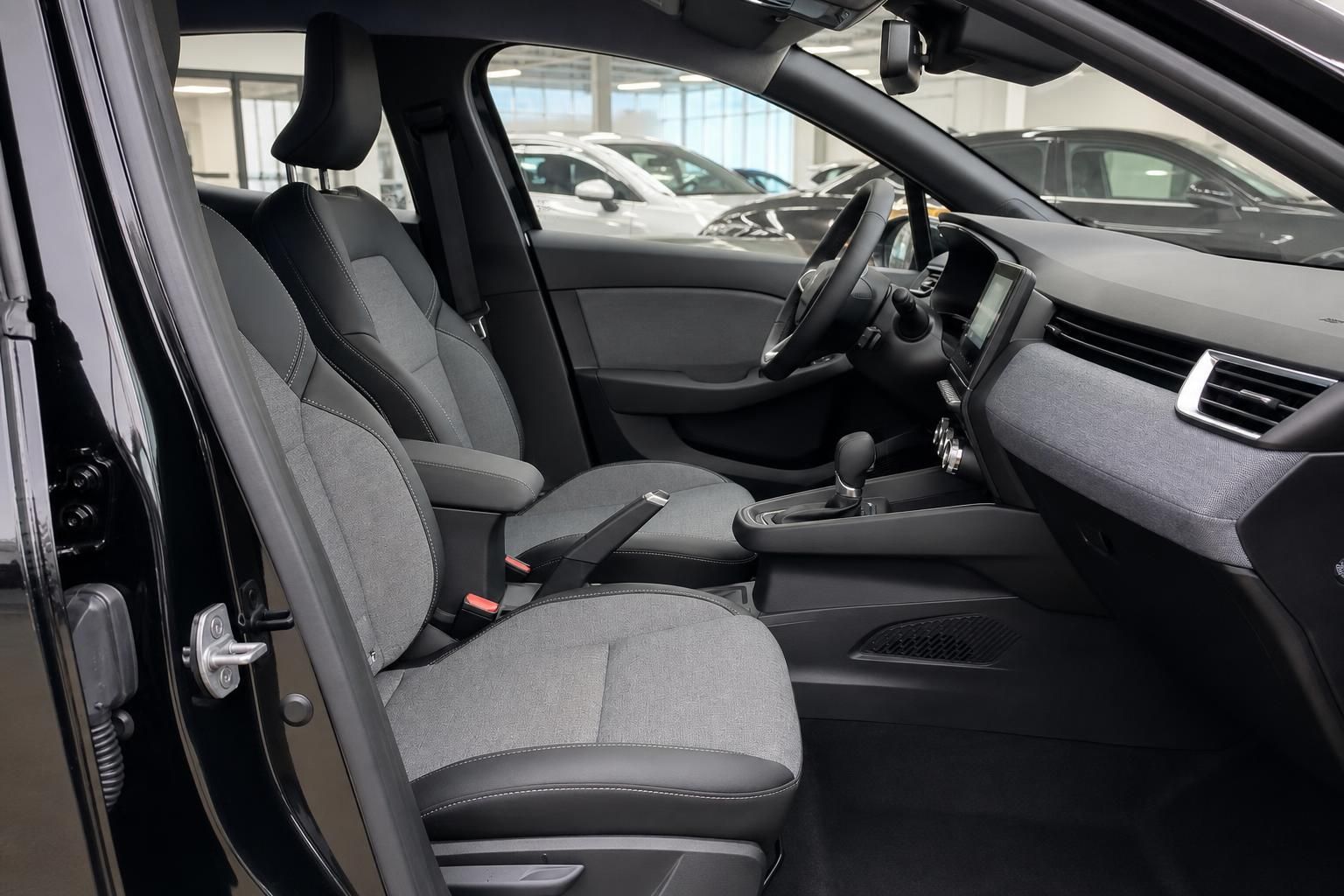 Fahrzeuginnenraum mit grauen Sitzen und Schaltgetriebe - Beifahrerseite Ansicht