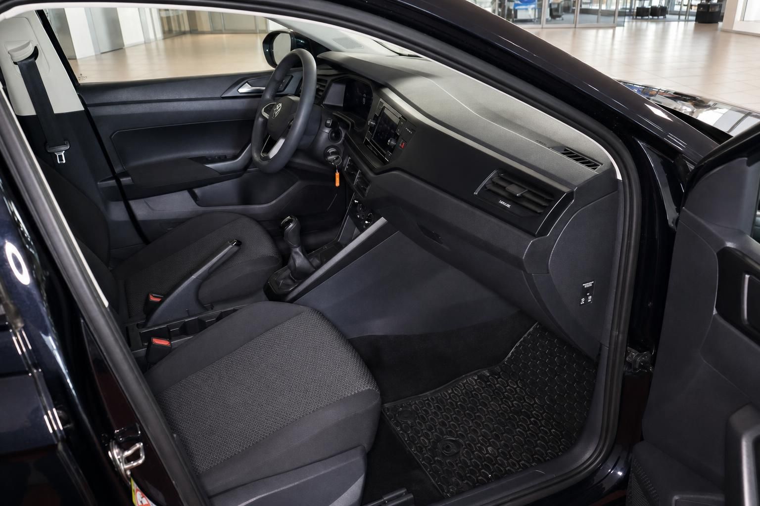 VW Polo Innenraum Beifahrerseite mit geöffneter Tür, Vordersitze und Fußmatten