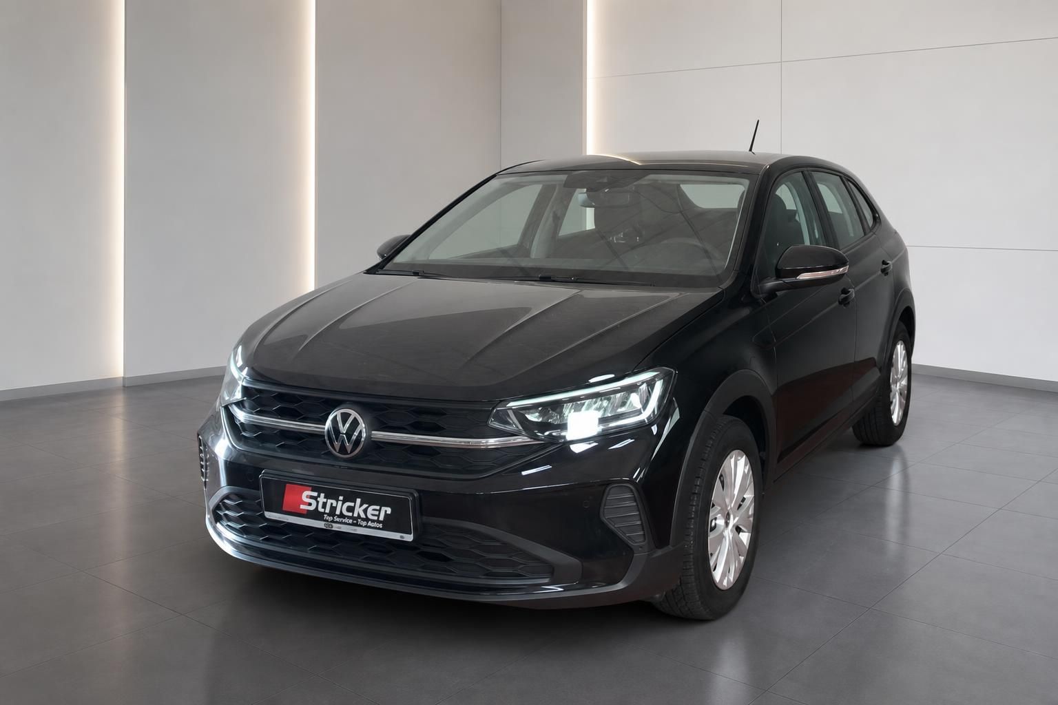 VW Taigo schwarz Frontansicht schräg links im Autohaus Stricker