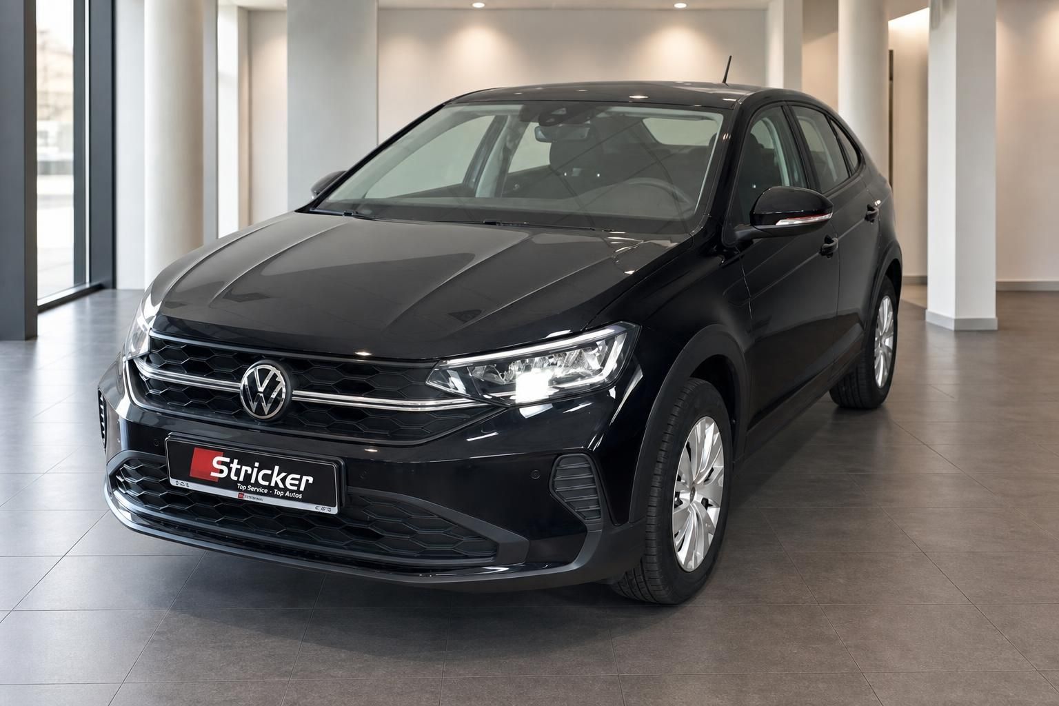 Volkswagen Taigo schwarz Frontansicht schräg rechts Innenraum Showroom
