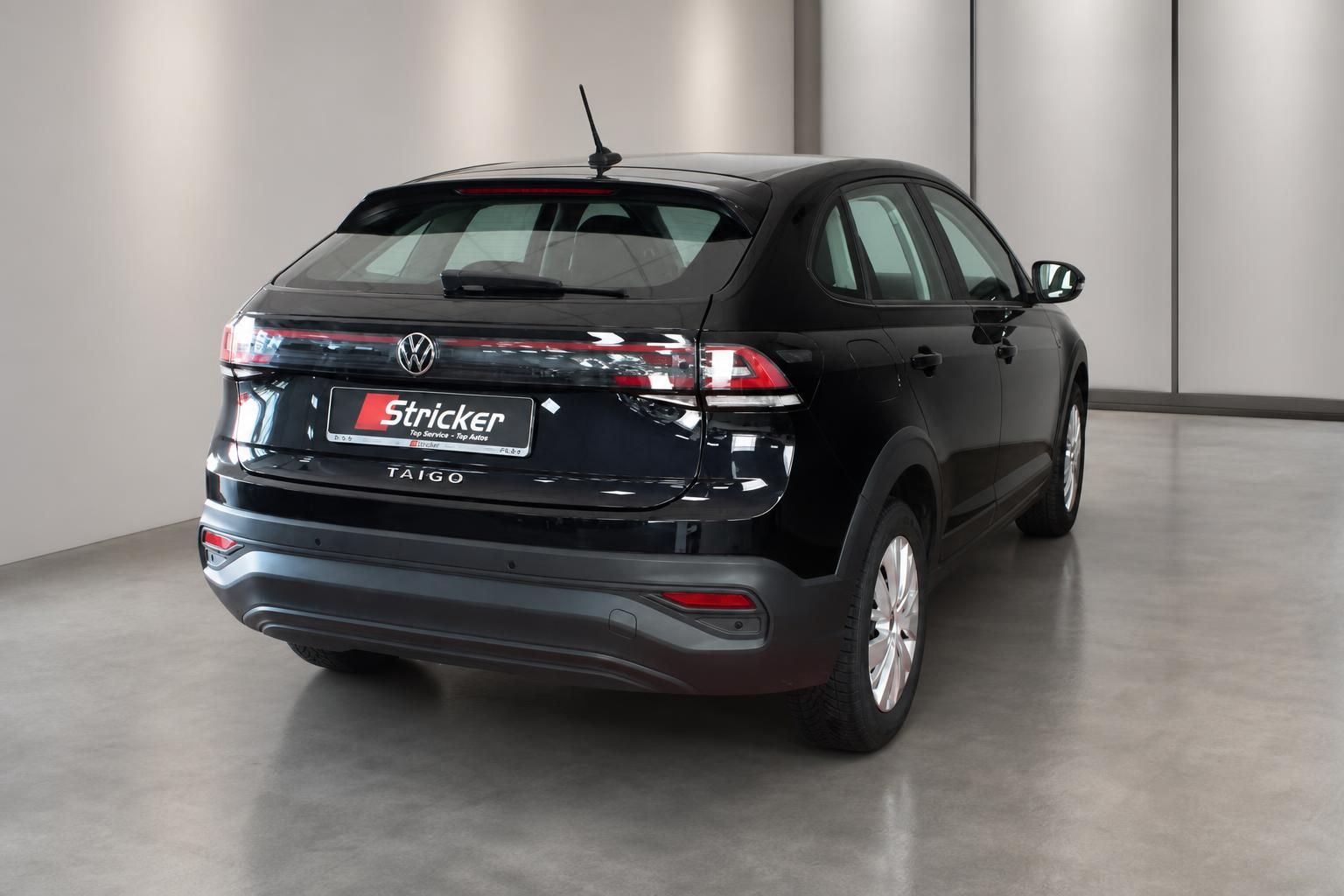 VW Taigo schwarz Heckansicht schräg links mit LED-Rückleuchten im Autohaus