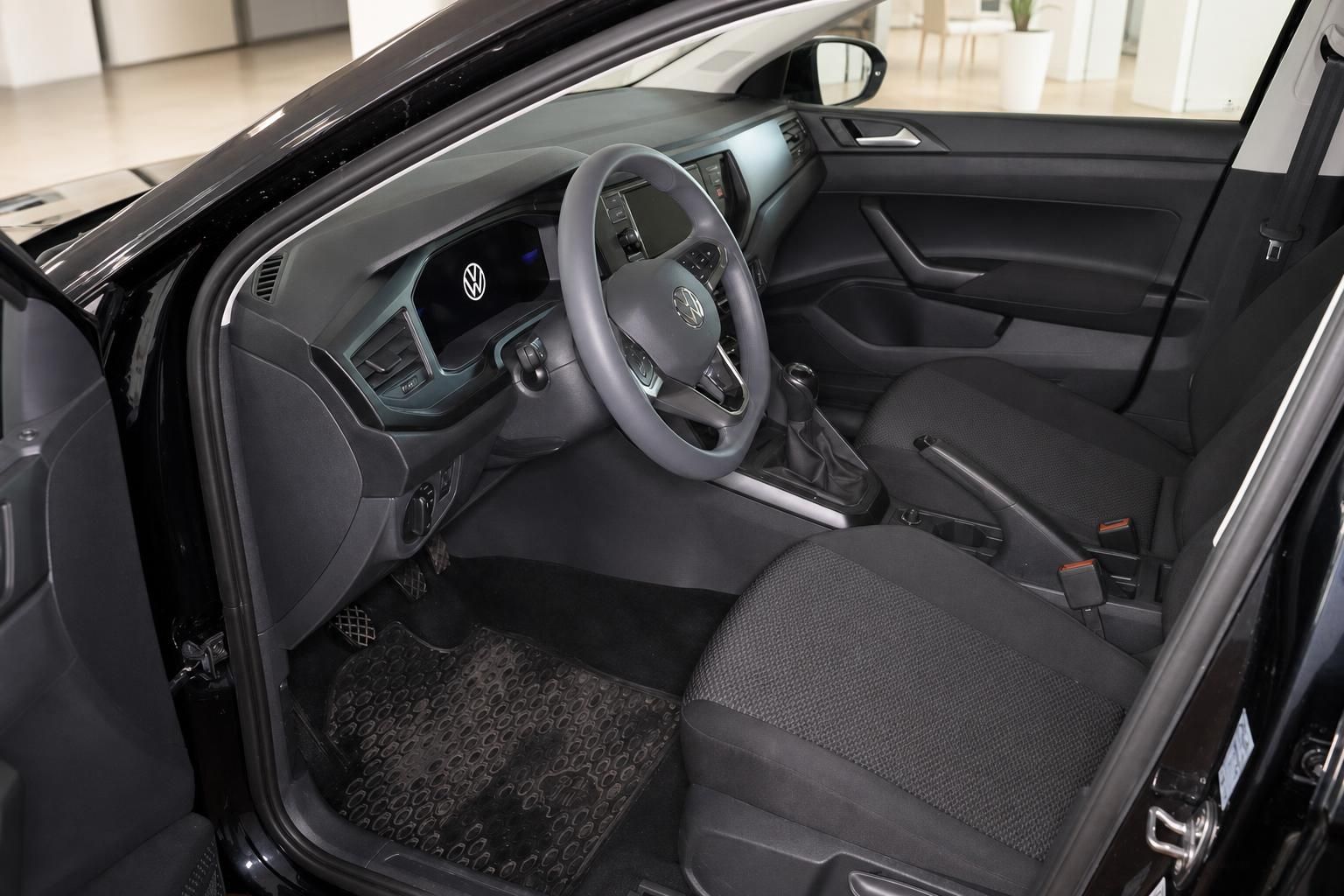 VW Taigo Innenraum Fahrerseite mit Lenkrad Cockpit und schwarzen Stoffsitzen
