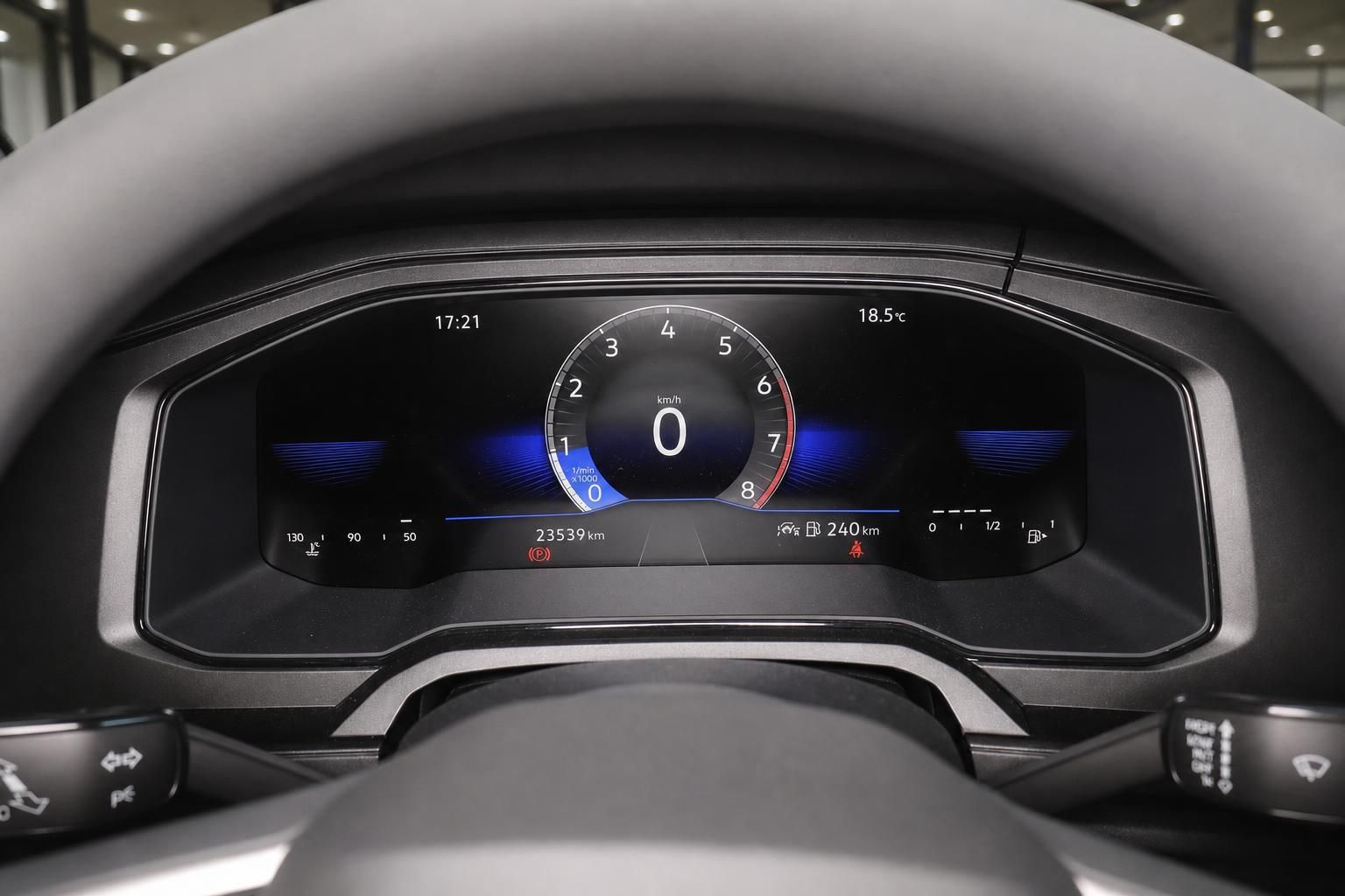 VW Polo digitales Kombiinstrument Tacho mit 23539 km Kilometerstand Nahaufnahme
