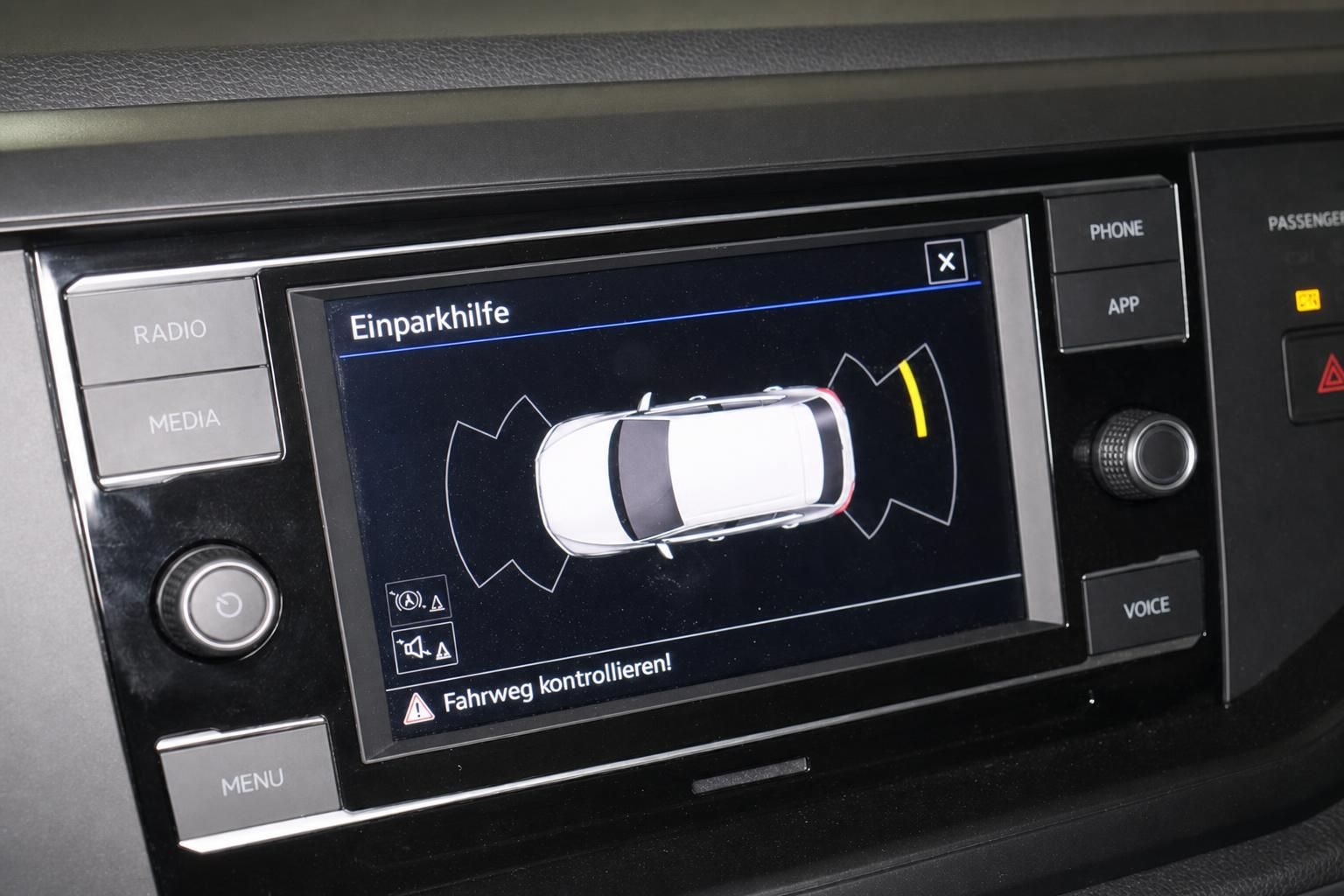 VW Polo Infotainment-Display mit Einparkhilfe-Anzeige und Parksensoren