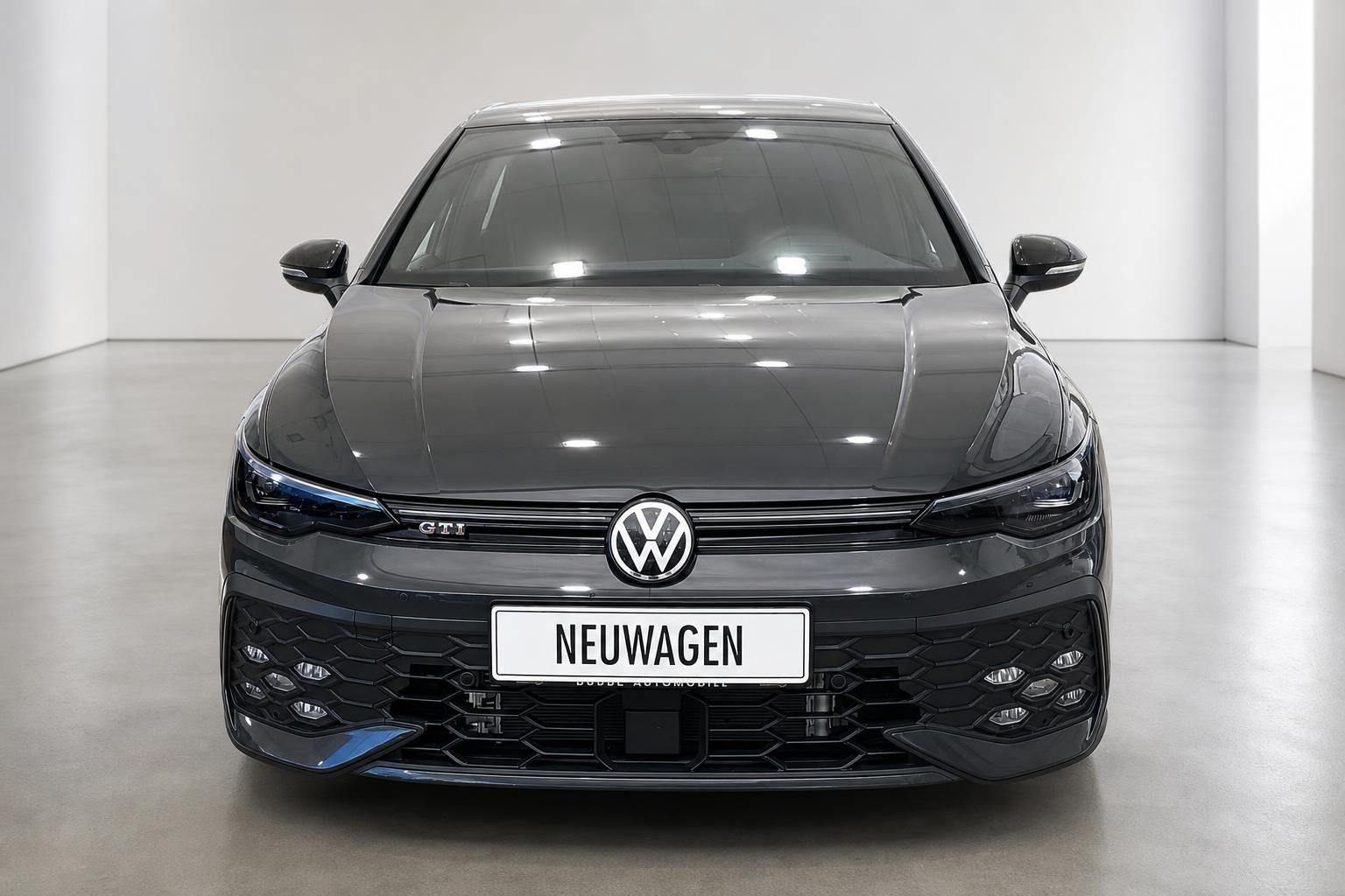 VW Golf GTI Frontansicht mit GTI-Emblem und Kühlergrill