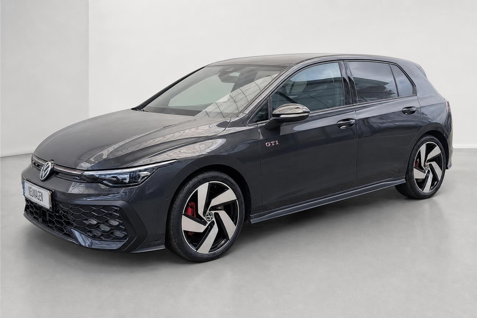 VW Golf GTI in grau metallic, Seitenansicht schräg von vorne