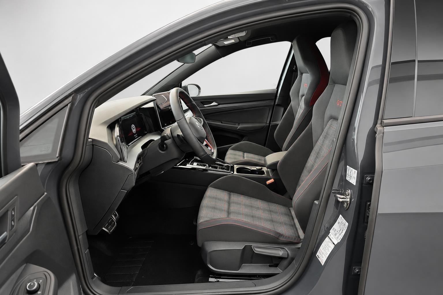 VW Golf GTI Innenraum mit Sportsitzen und Cockpit-Display